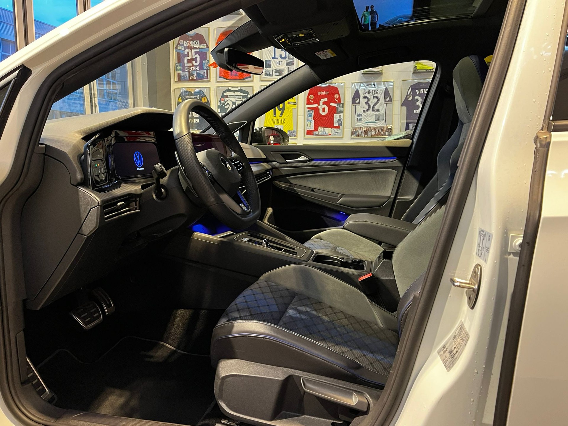 VW Golf 2.0 TSI R DSG 4Motion-image-11