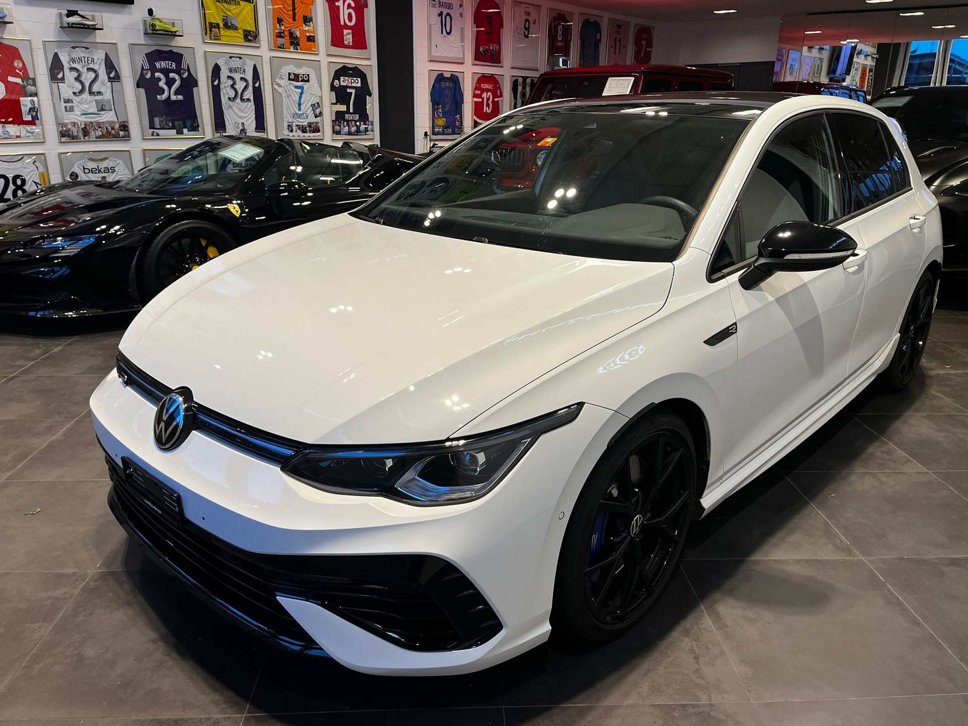 VW Golf 2.0 TSI R DSG 4Motion-image-3