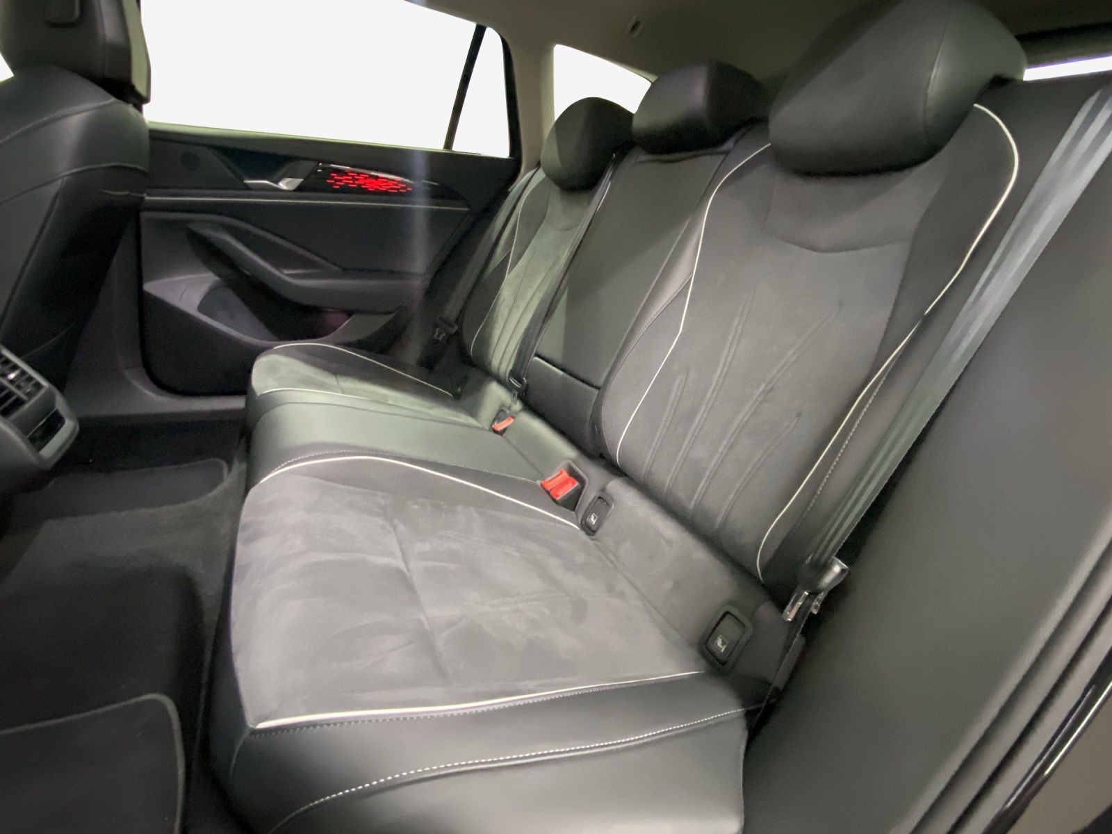 VW Passat Variant 2.0 TDI evo Elegance 4 Motion DSG-image-11