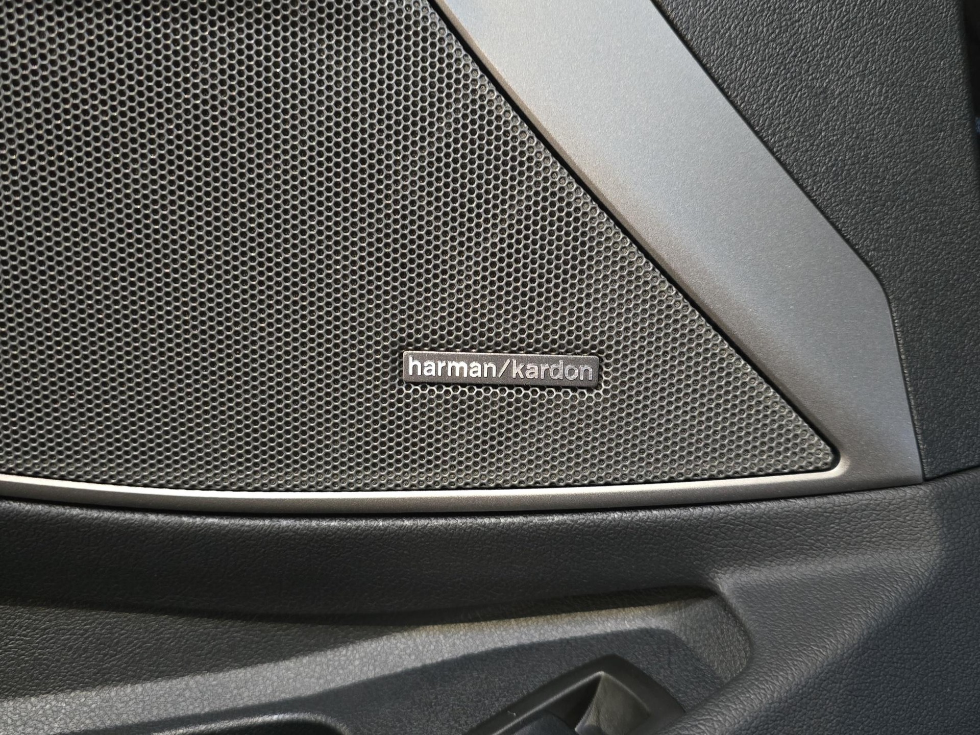 BMW 320d xDrive Touring M Sport-image-11