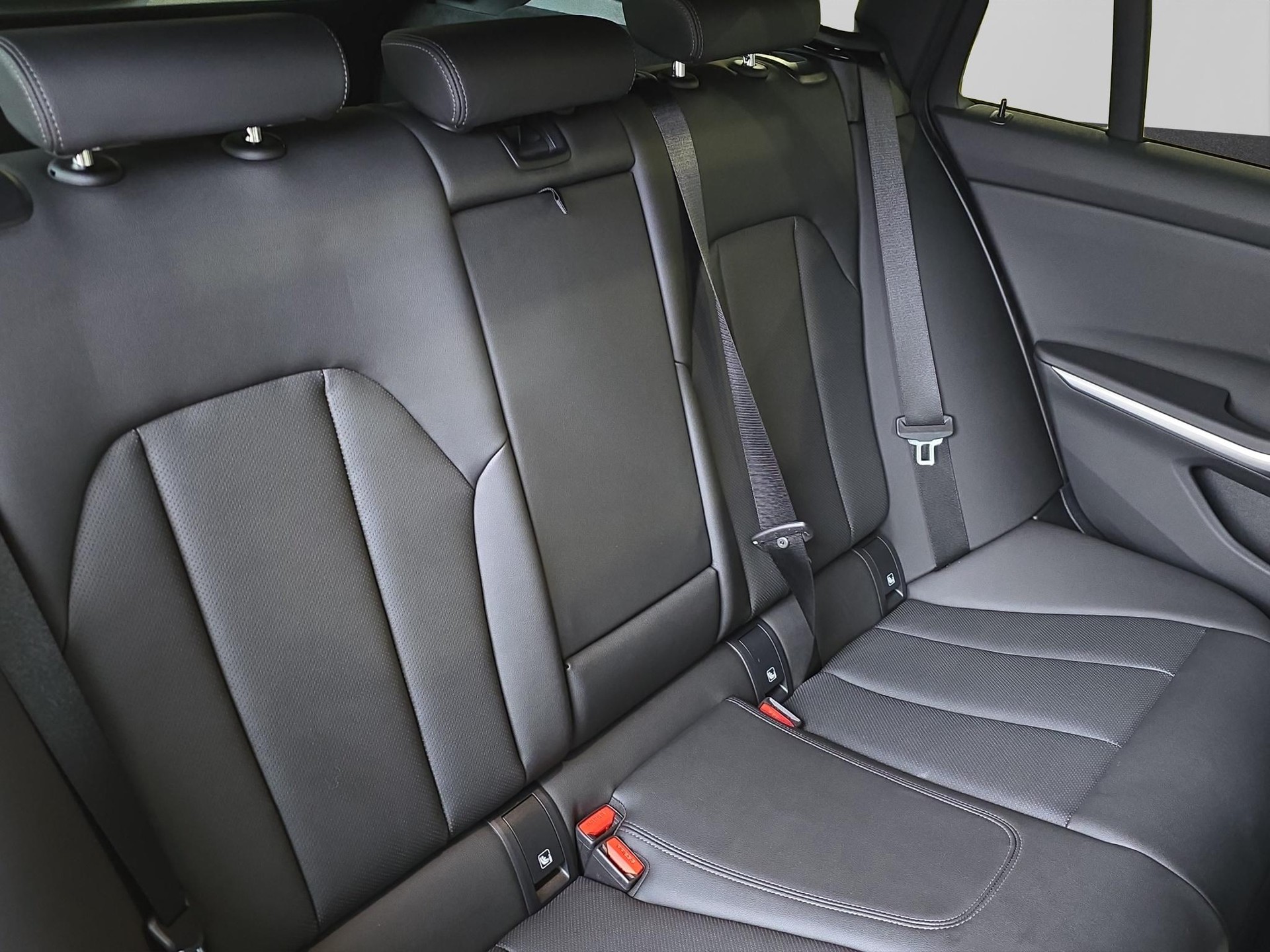 BMW 320d xDrive Touring M Sport-image-18