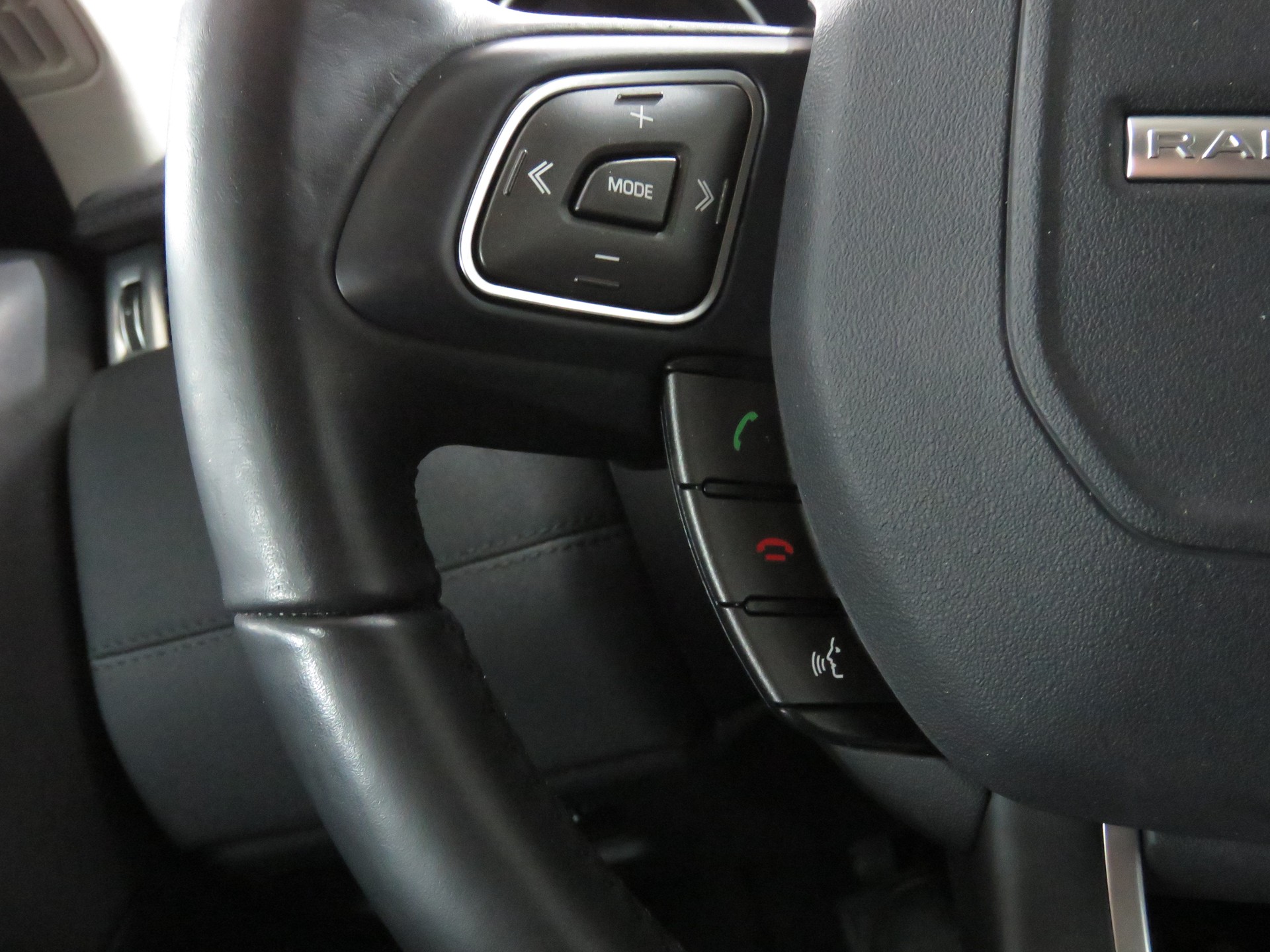 LAND ROVER Range Rover Evoque 2.0 eD4 Pure 2WD-image-18
