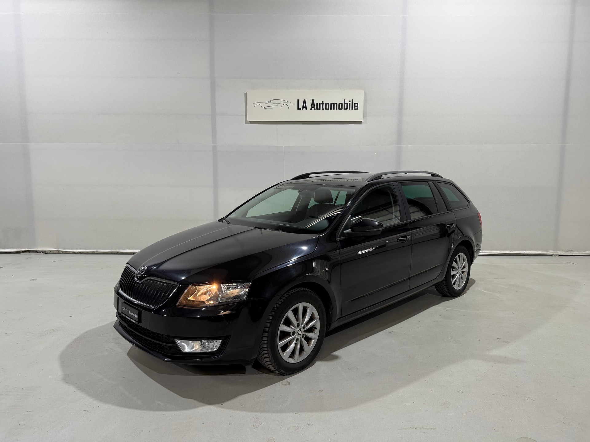 SKODA Octavia Combi 1.6 TDI Elegance DSG-image-0