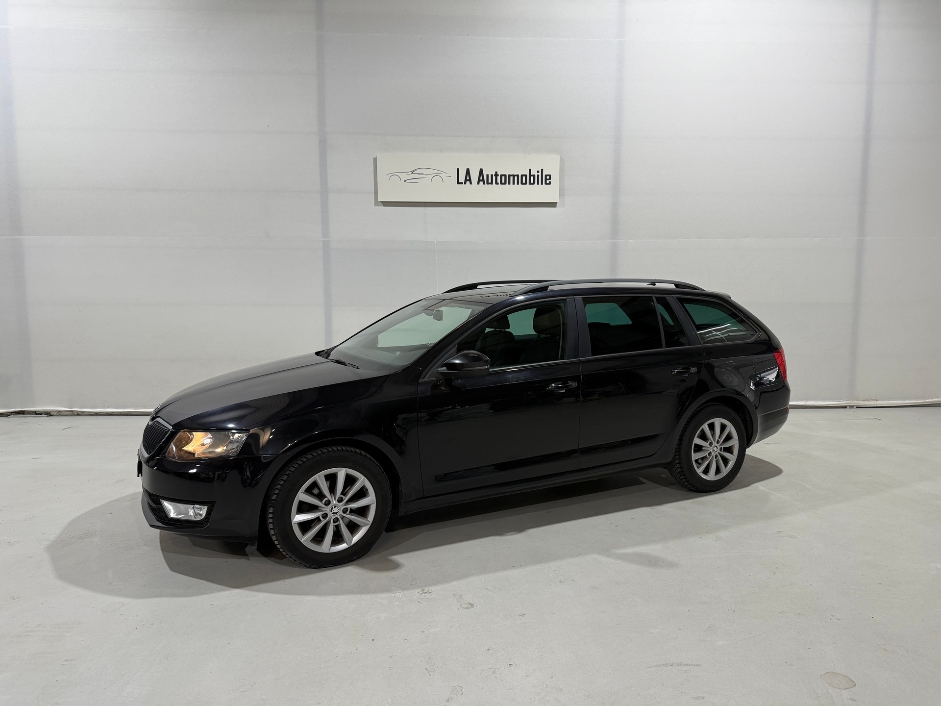 SKODA Octavia Combi 1.6 TDI Elegance DSG-image-1