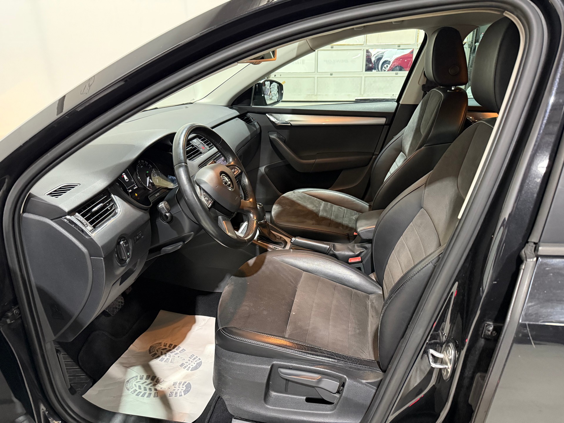 SKODA Octavia Combi 1.6 TDI Elegance DSG-image-12
