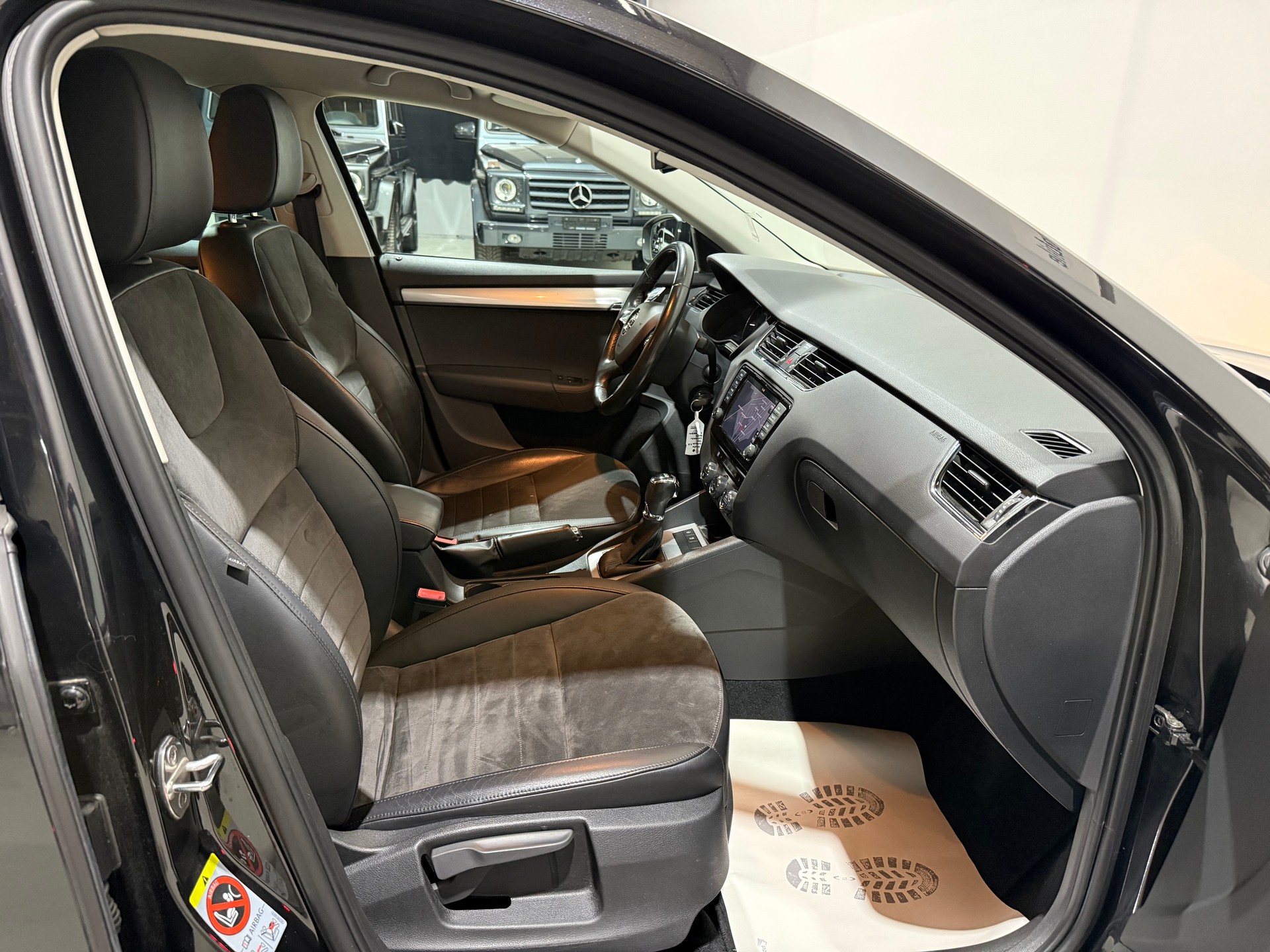 SKODA Octavia Combi 1.6 TDI Elegance DSG-image-15
