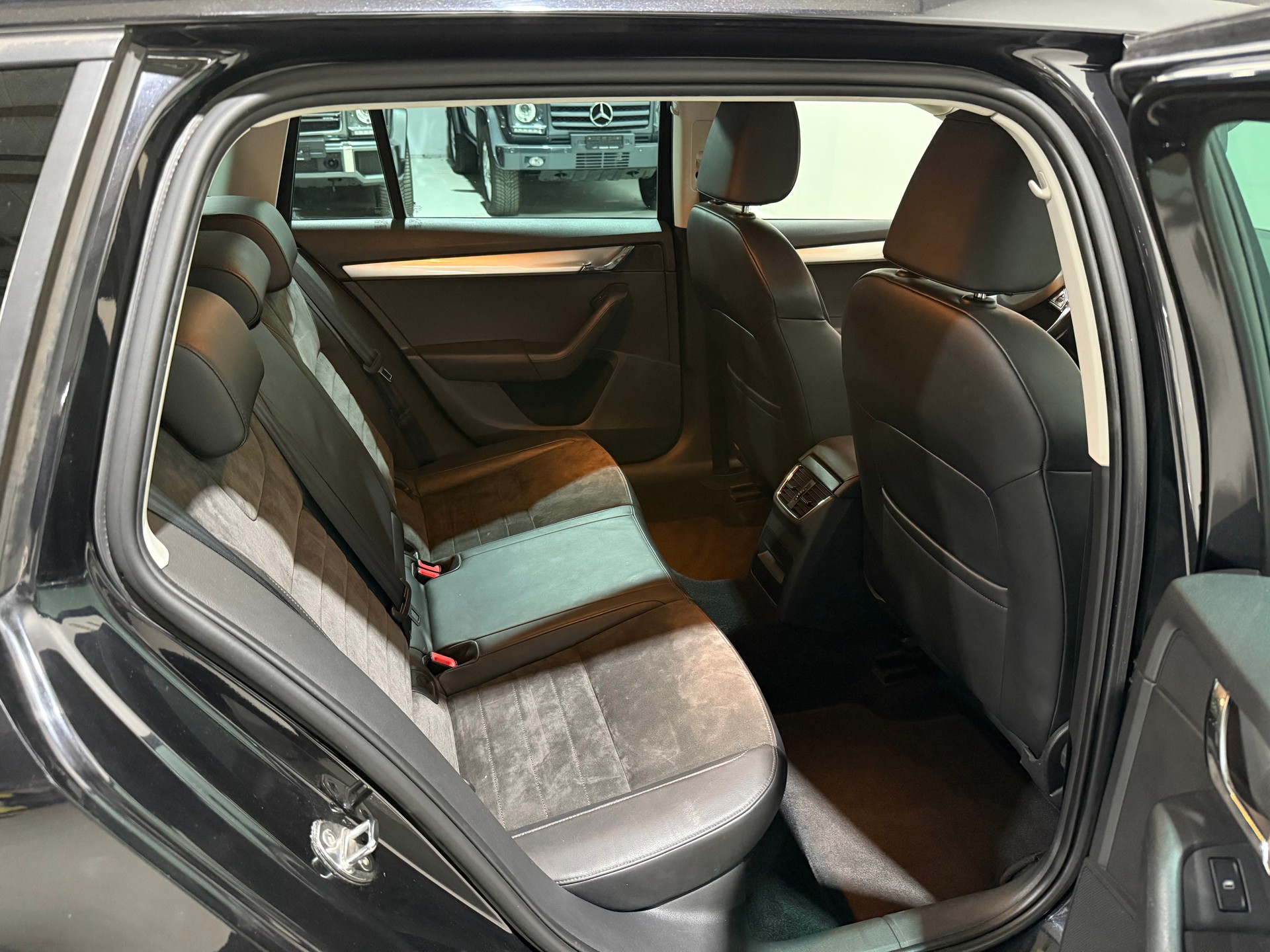 SKODA Octavia Combi 1.6 TDI Elegance DSG-image-14