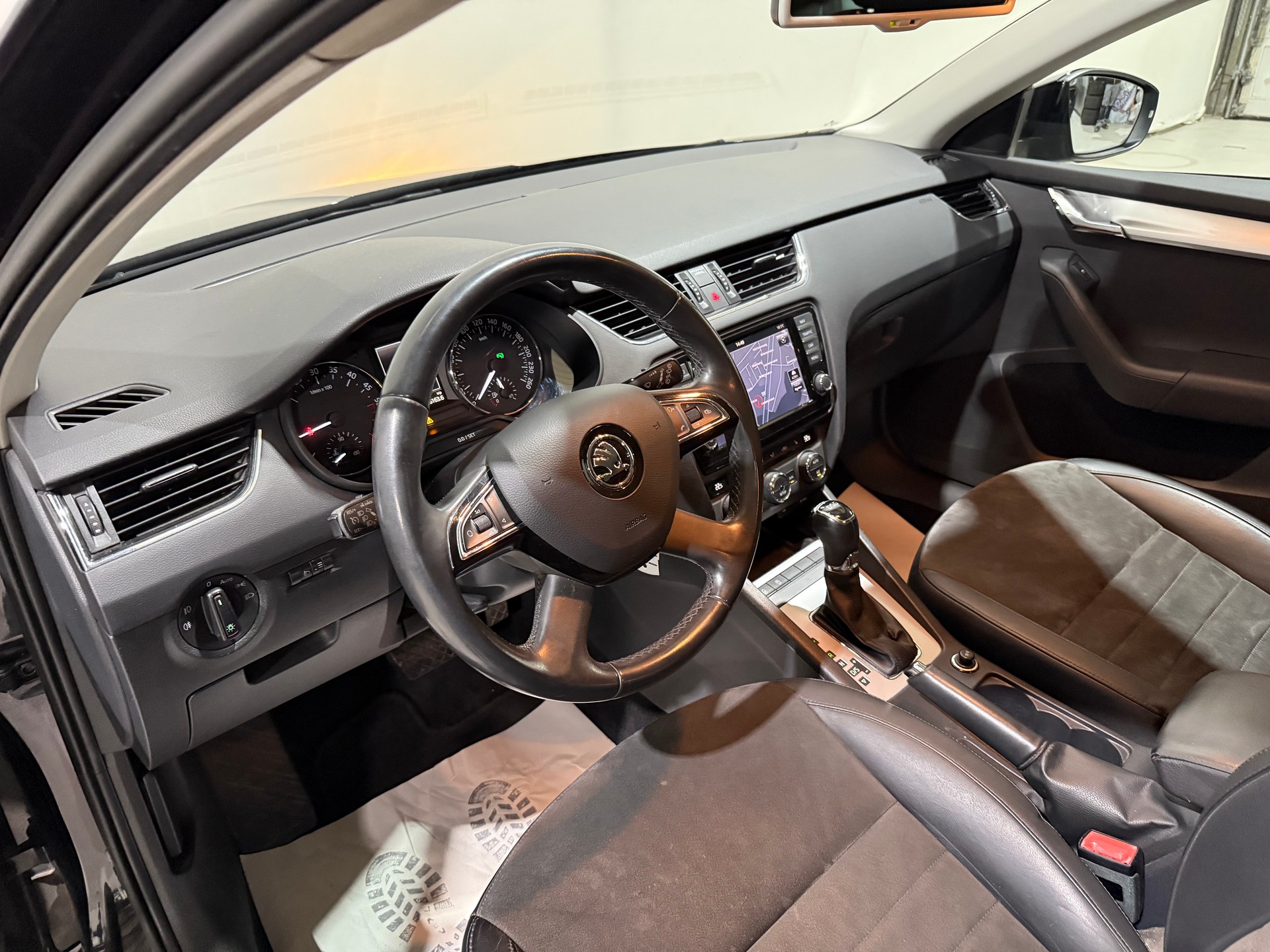 SKODA Octavia Combi 1.6 TDI Elegance DSG-image-10