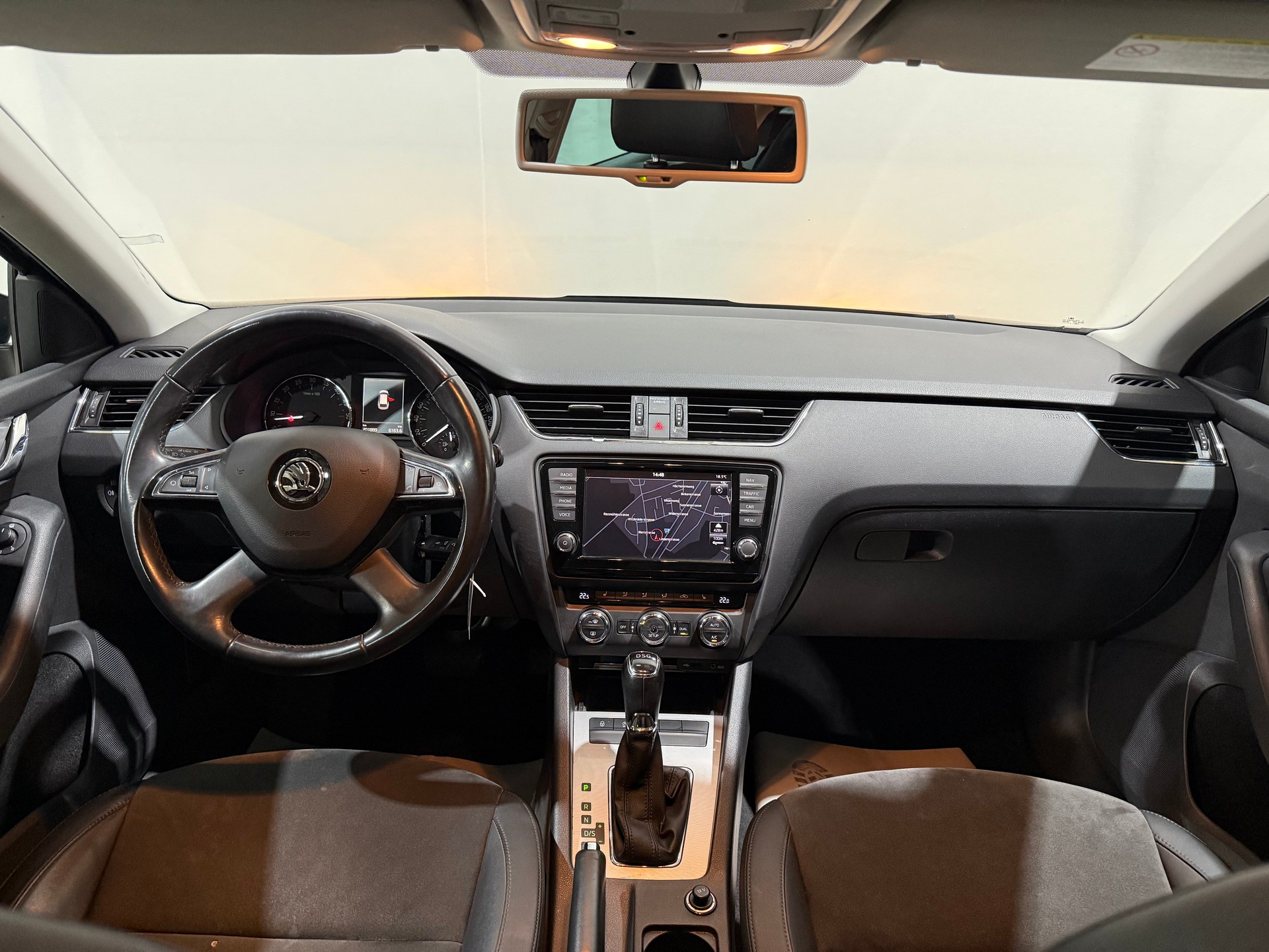 SKODA Octavia Combi 1.6 TDI Elegance DSG-image-11