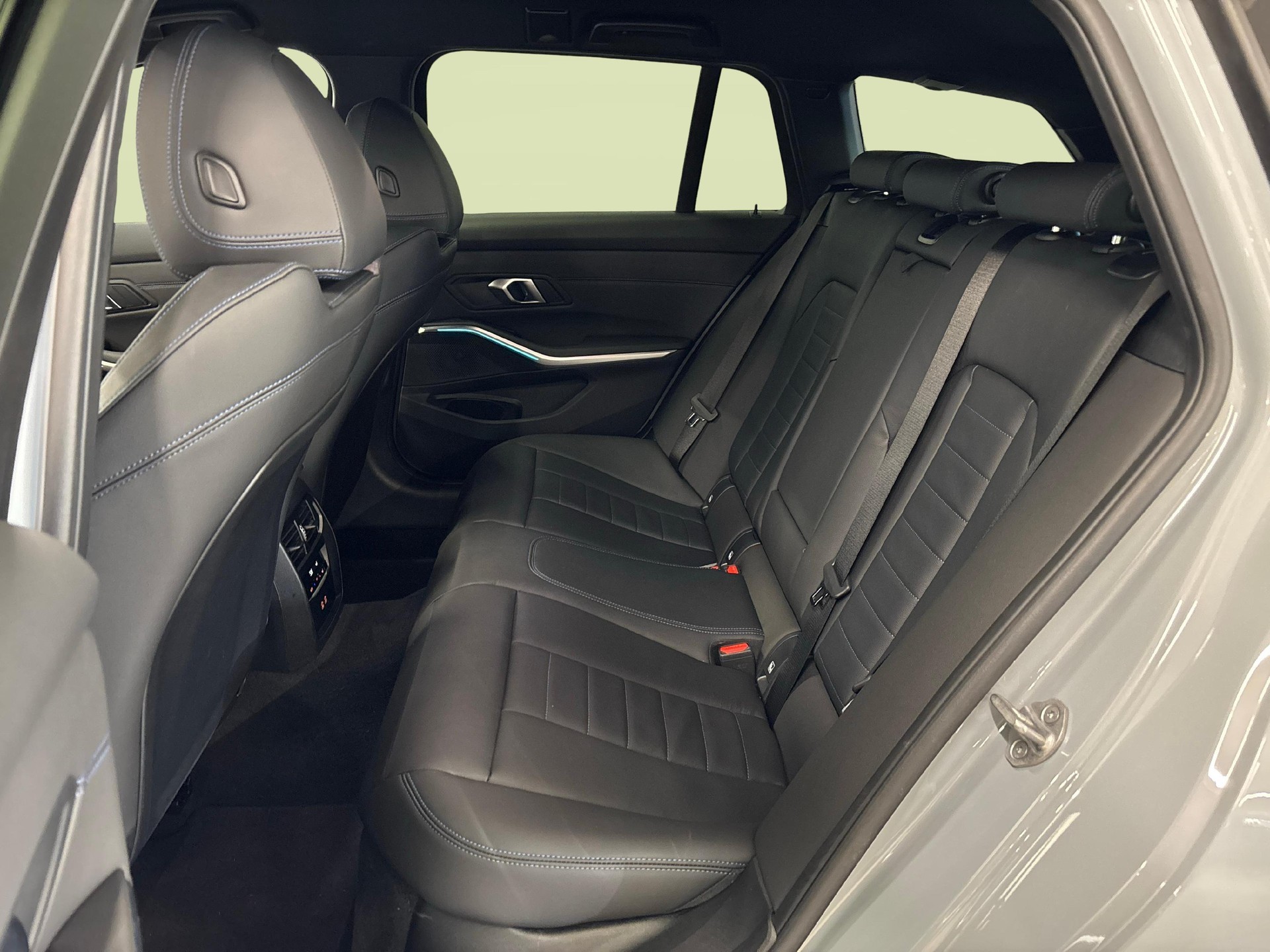 BMW 320d xDrive SAG Touring 48V M-Sport-image-10