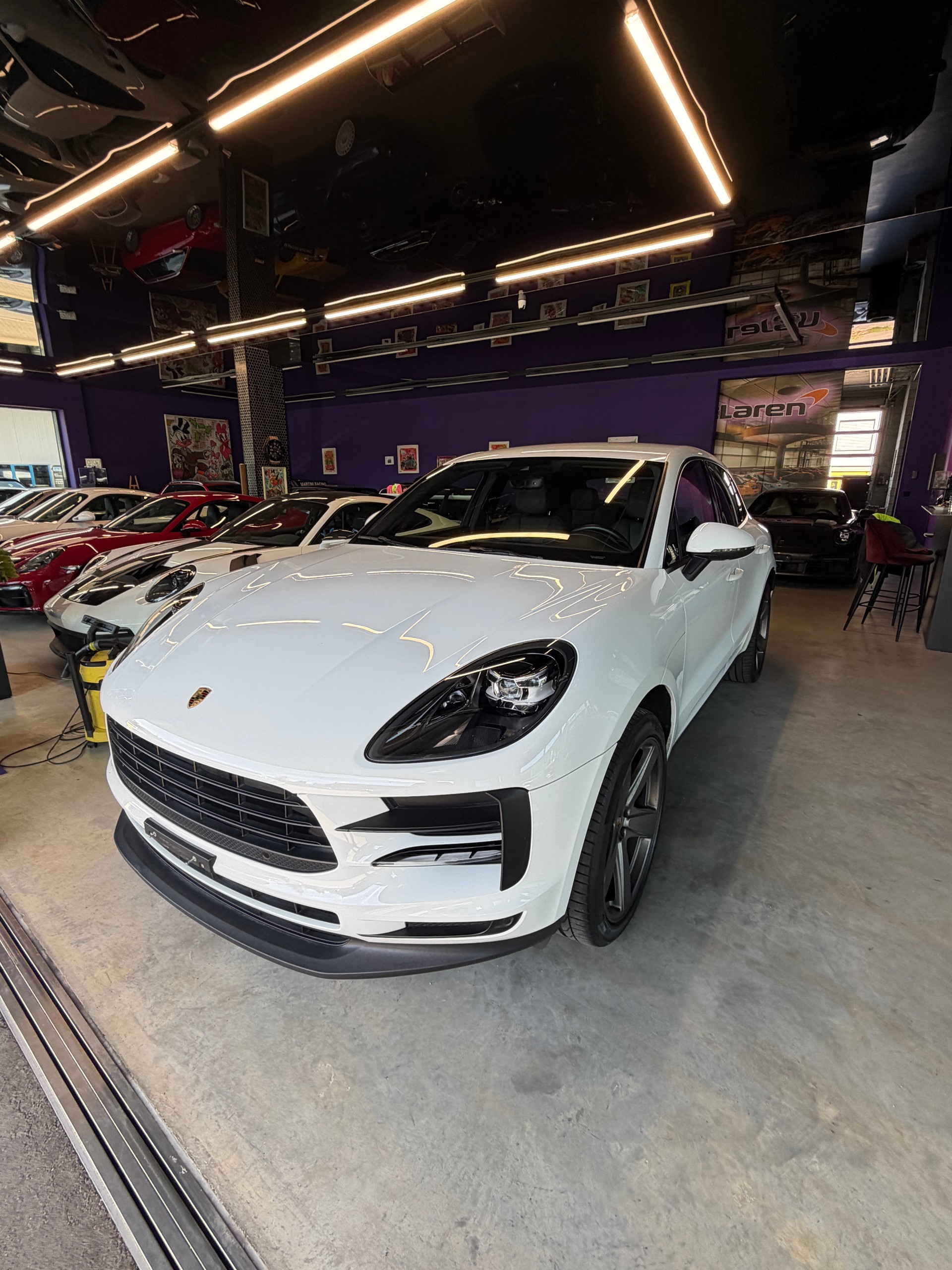 PORSCHE Macan PDK-showroom-element-2