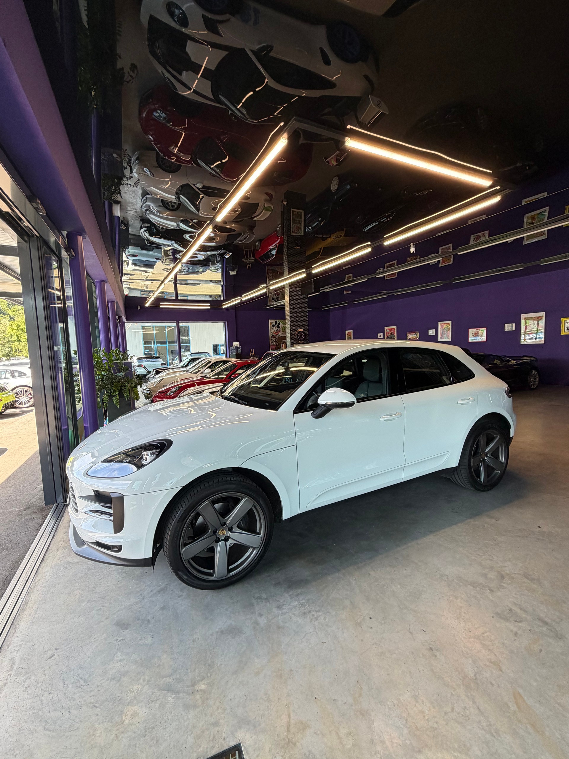 PORSCHE Macan PDK-showroom-element-3