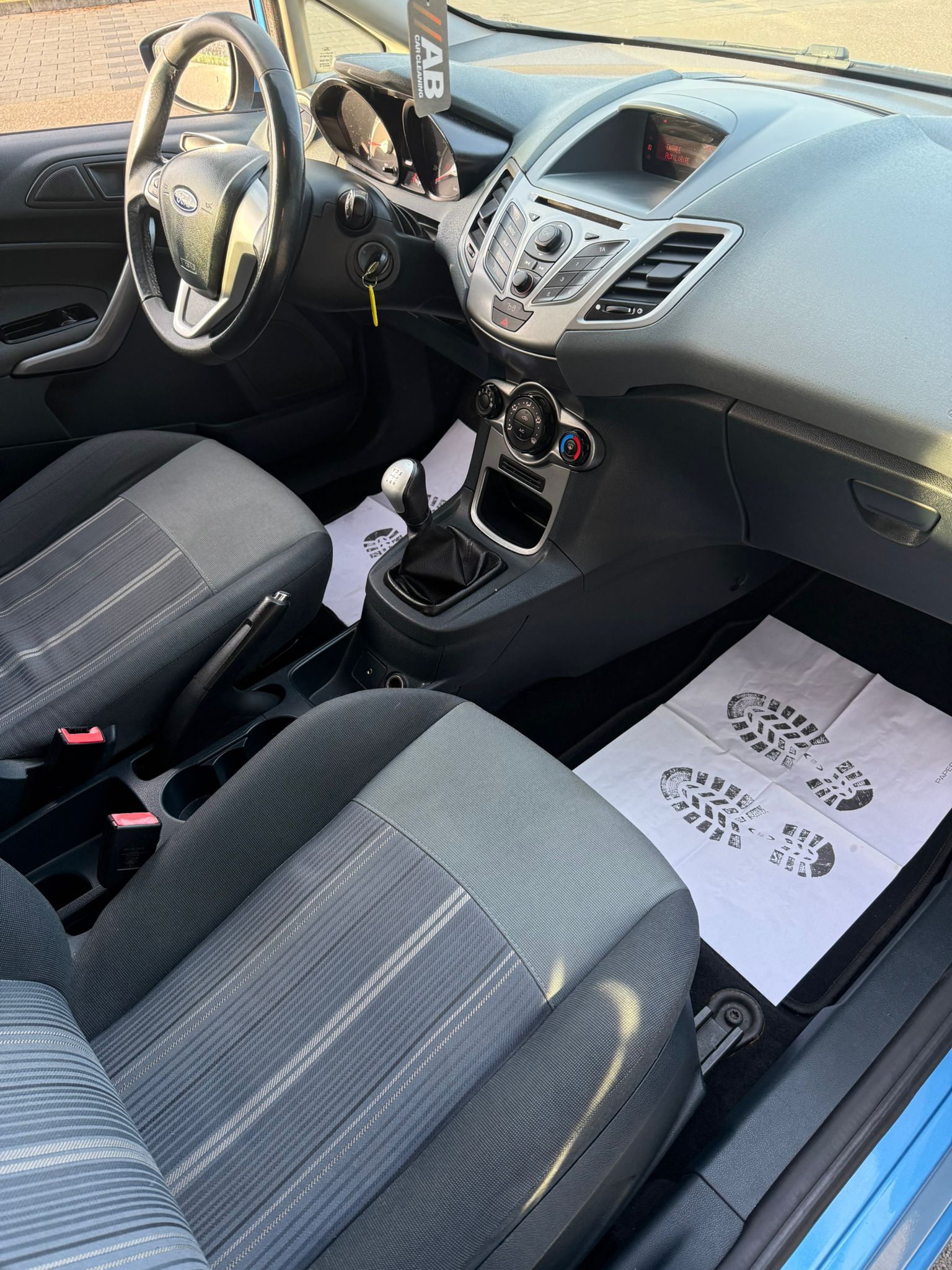 FORD Fiesta 1.4 16V Titanium-image-4