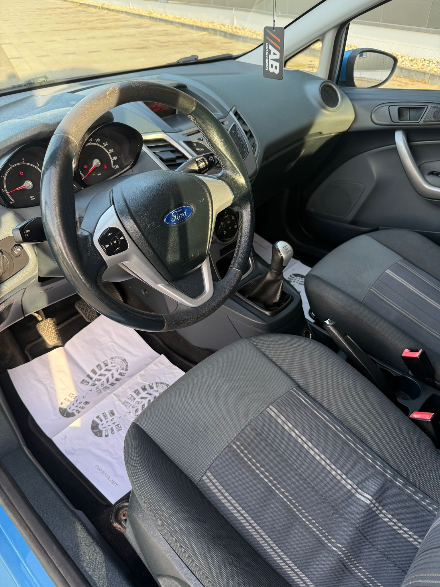 FORD Fiesta 1.4 16V Titanium-image-3