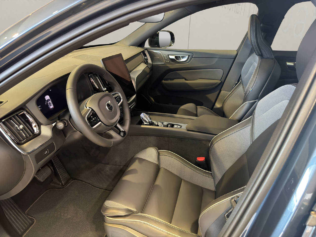 VOLVO XC60 2.0 B5 MH Black Edition AWD-image-4