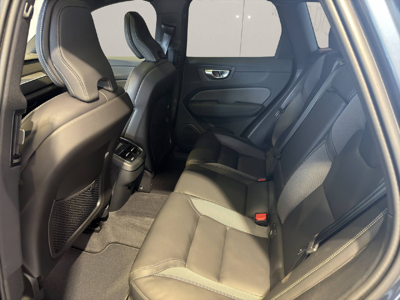 VOLVO XC60 2.0 B5 MH Black Edition AWD-image-5