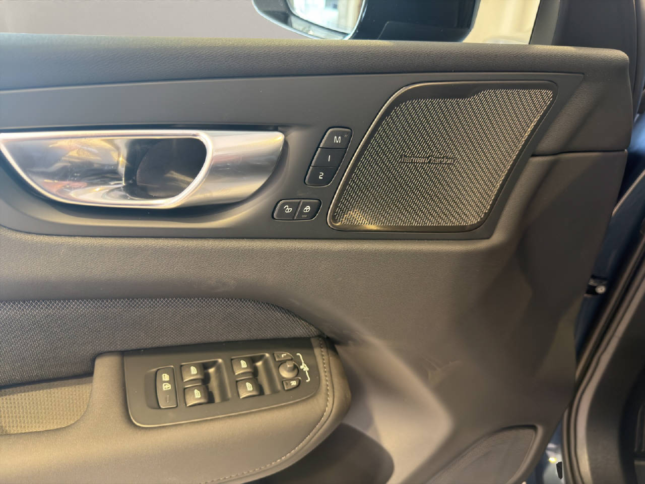VOLVO XC60 2.0 B5 MH Black Edition AWD-image-13