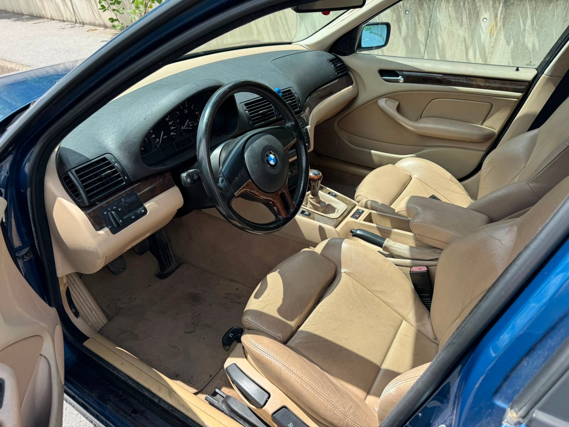 BMW 318i-image-8