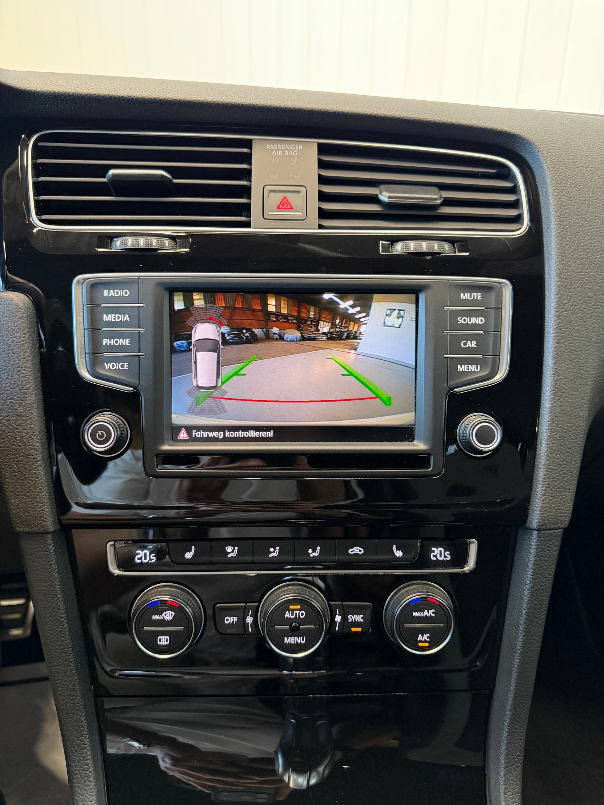 VW Golf 2.0 TSI R 4Motion DSG frisch ab MFK & Service-image-12