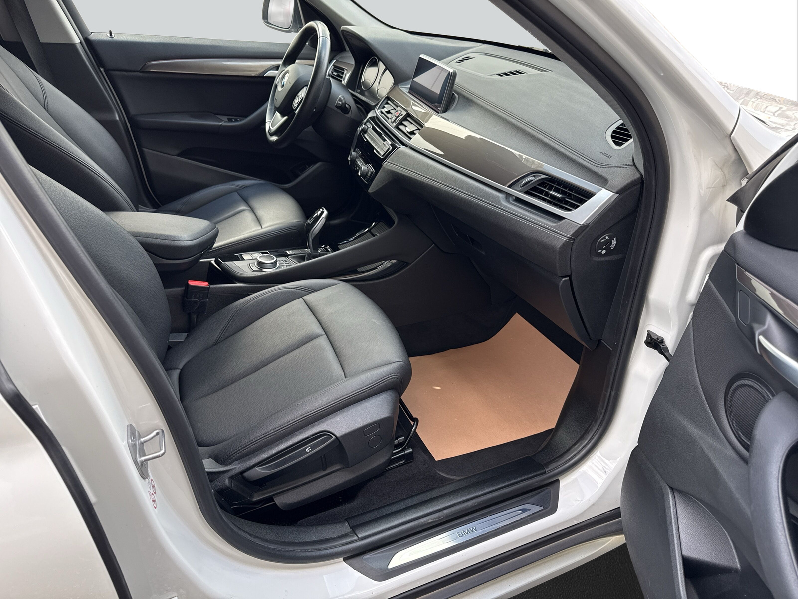 BMW X1 xDrive 20i xLine Steptronic-image-10