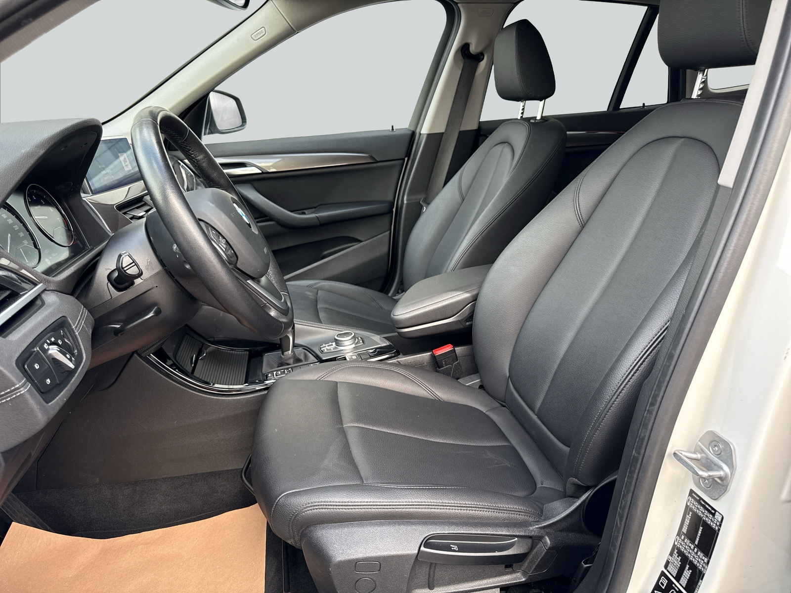 BMW X1 xDrive 20i xLine Steptronic-image-9