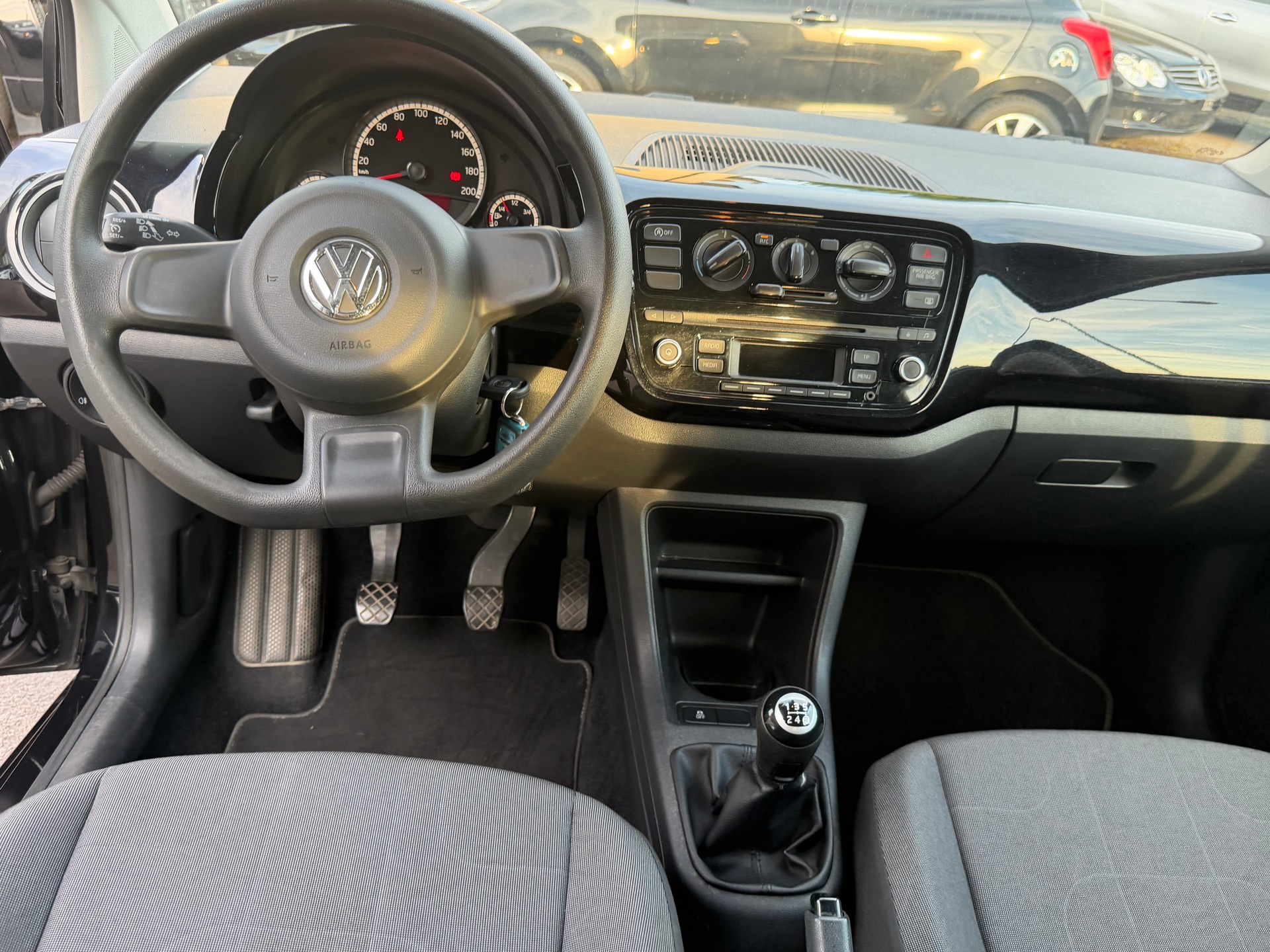 VW Up 1.0 BMT black up-image-11