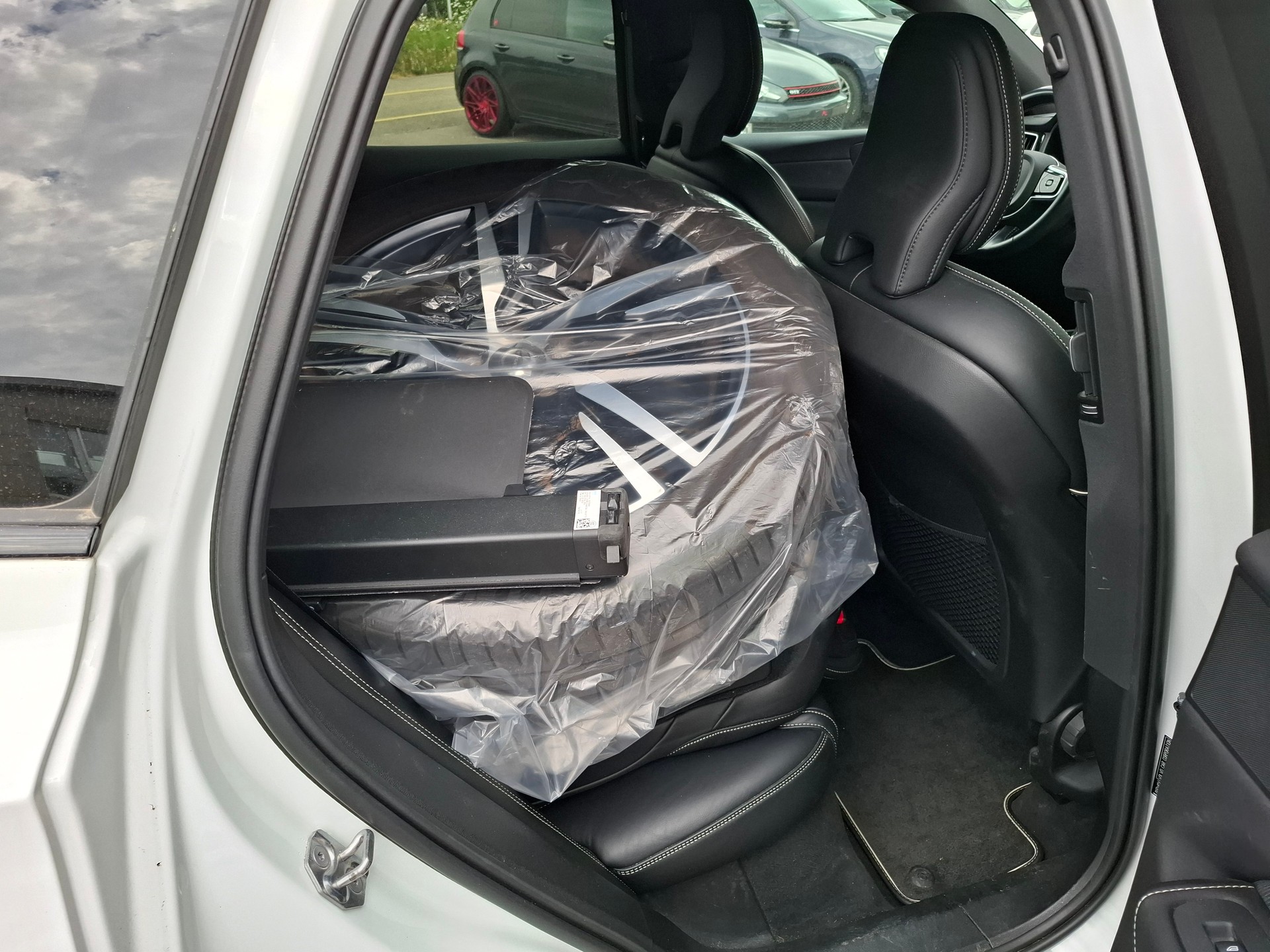 VOLVO XC60 T8 eAWD R-Design Geartronic-image-8
