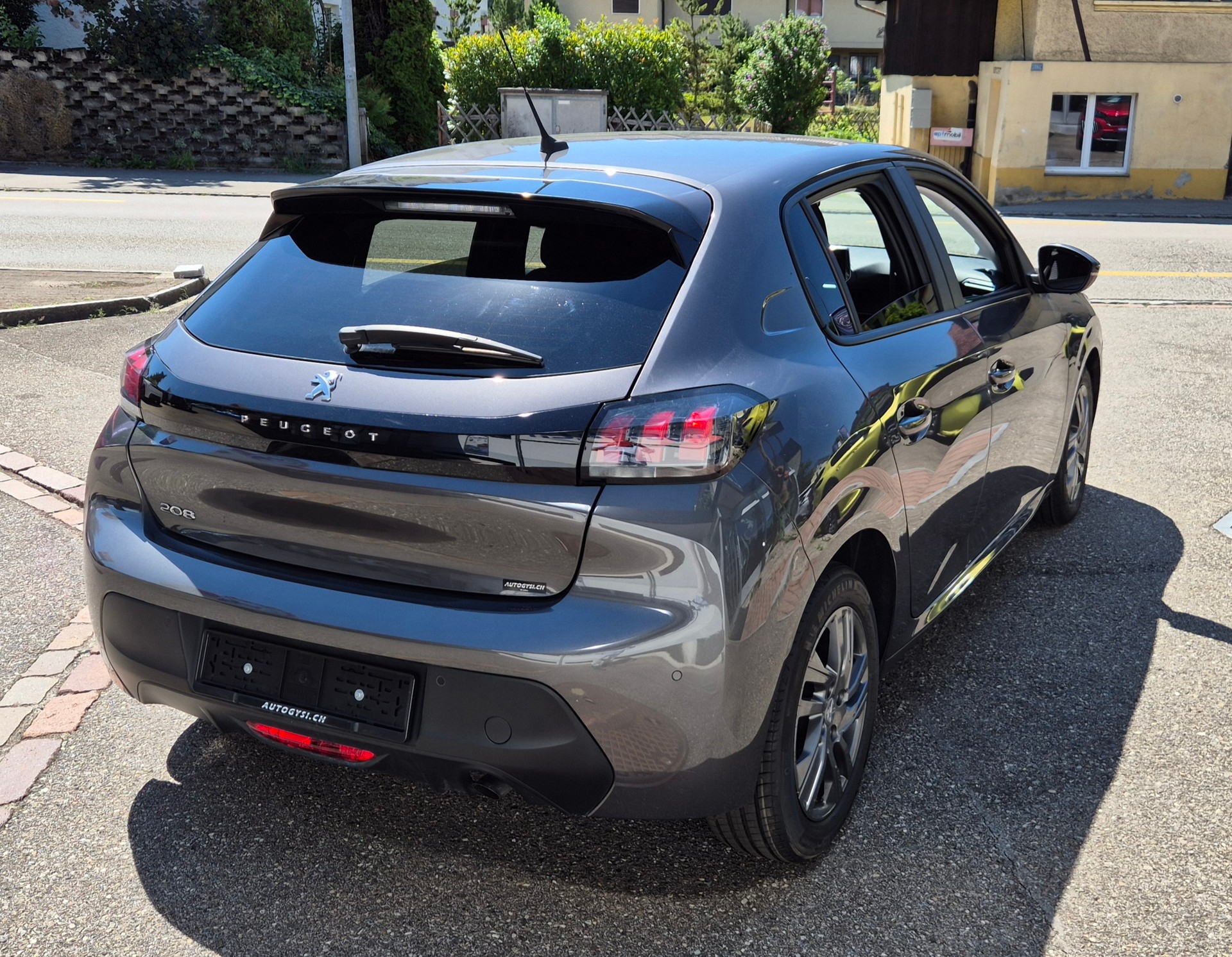 PEUGEOT 208 1.2 Sport MT-image-2
