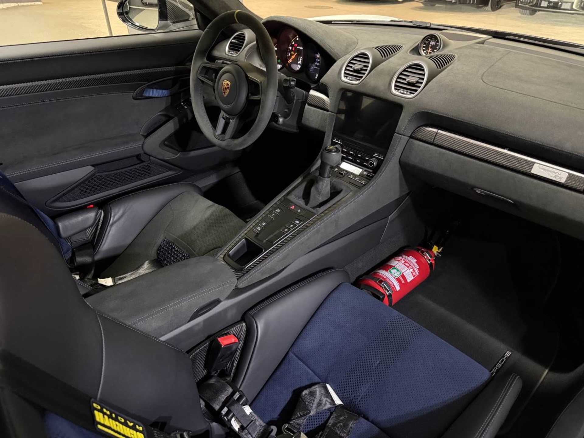 PORSCHE 718 Cayman GT4 RS (MY24)-image-15