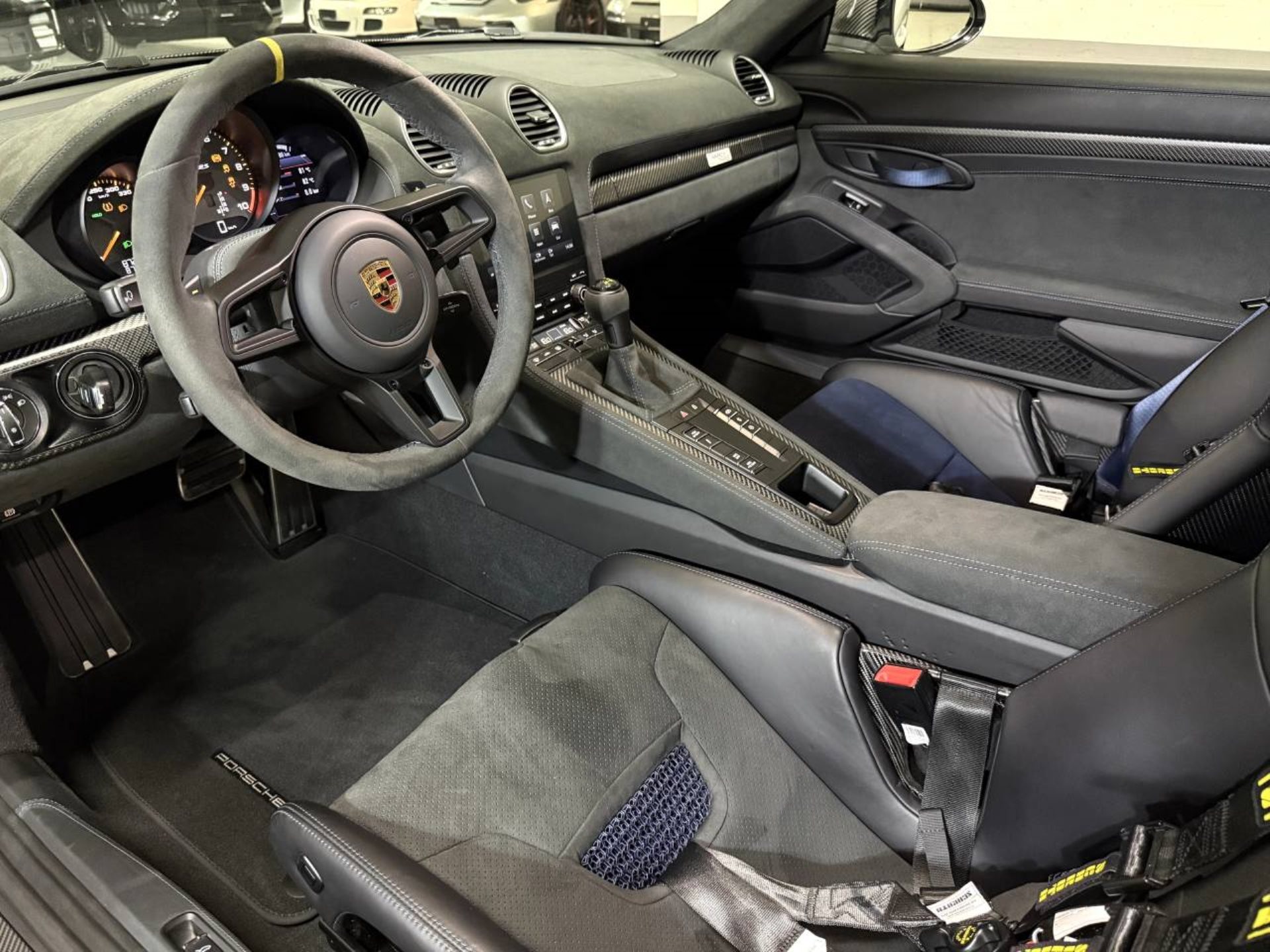 PORSCHE 718 Cayman GT4 RS (MY24)-image-3
