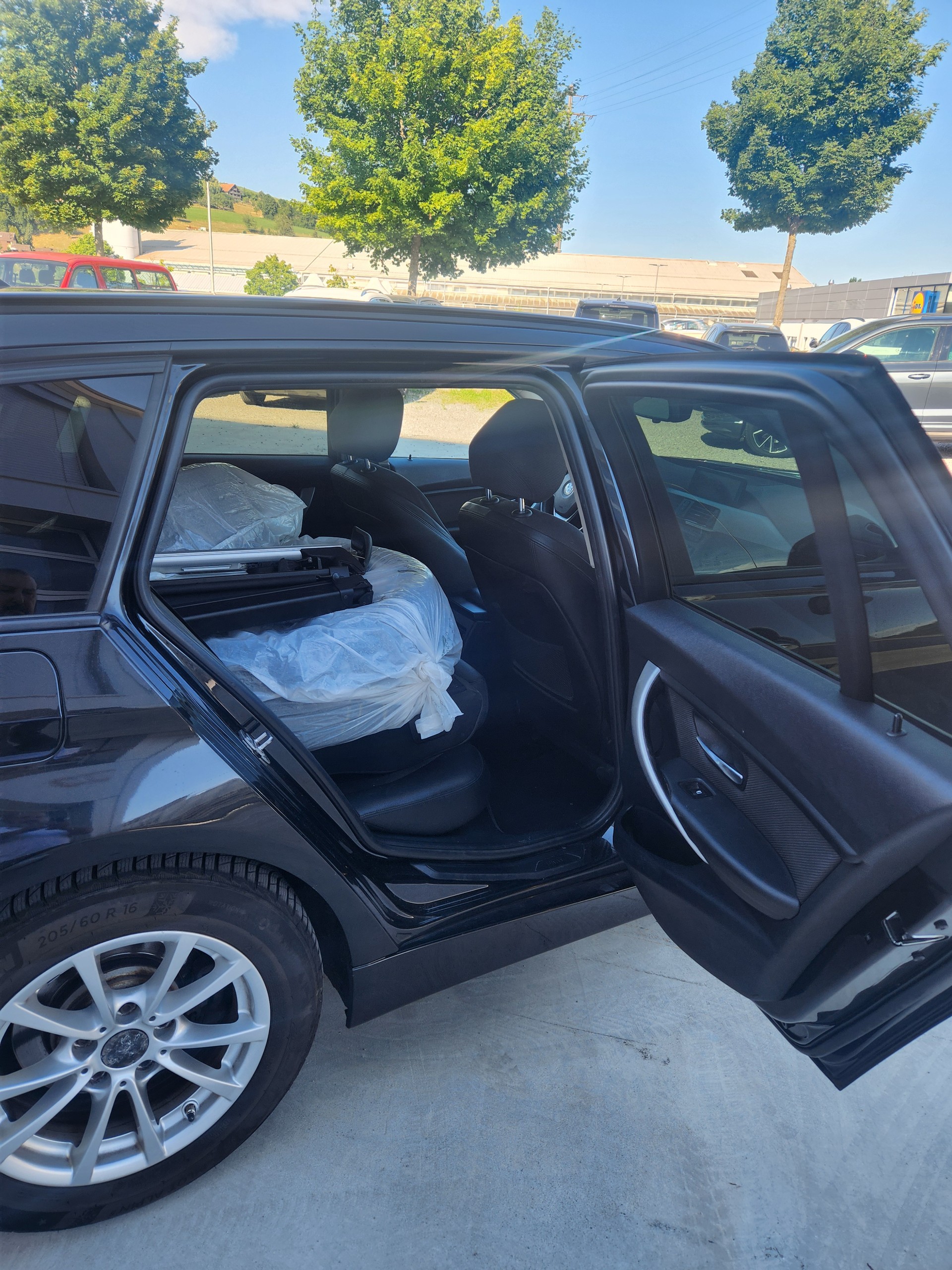 BMW 320d xDrive Touring Modern Line Steptronic-image-12