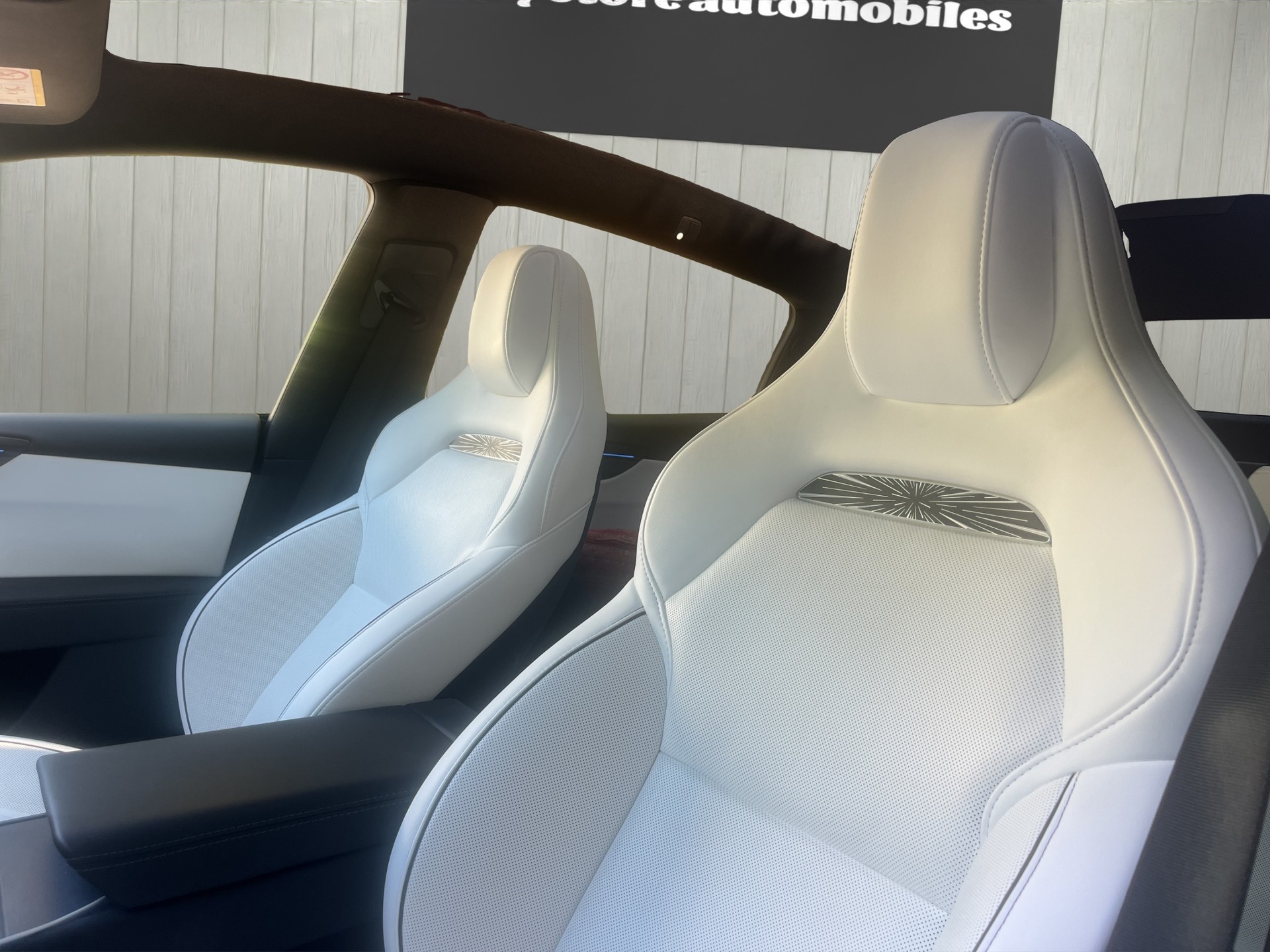 TESLA Model Y Performance Ultra Red-showroom-element-1