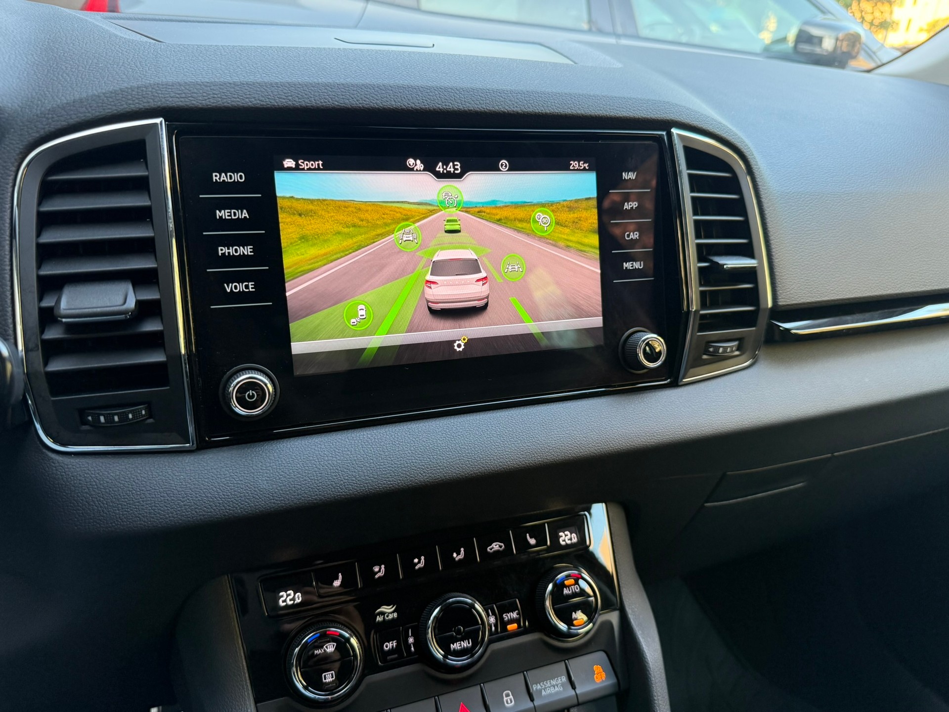 SKODA Karoq 1.5 TSI Ambition DSG-image-13