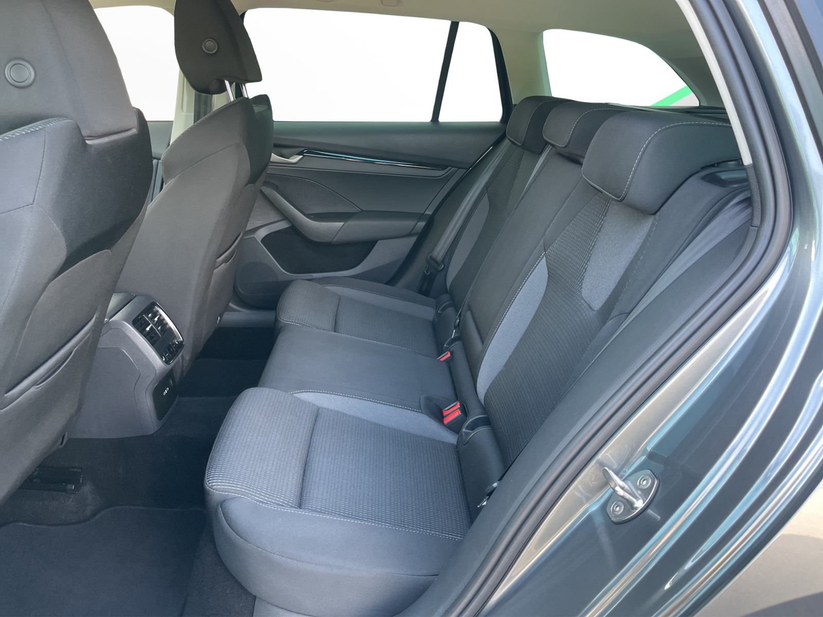 SKODA Octavia Combi 1.5 TSI mHEV DSG Dynamic-image-13