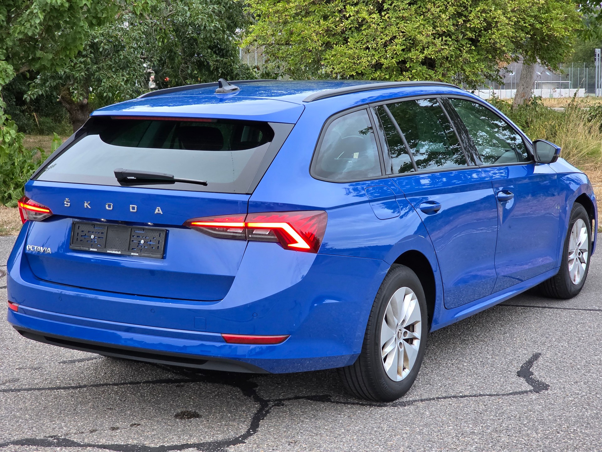 SKODA Octavia Combi 2.0 TDI DSG Ambition-image-3
