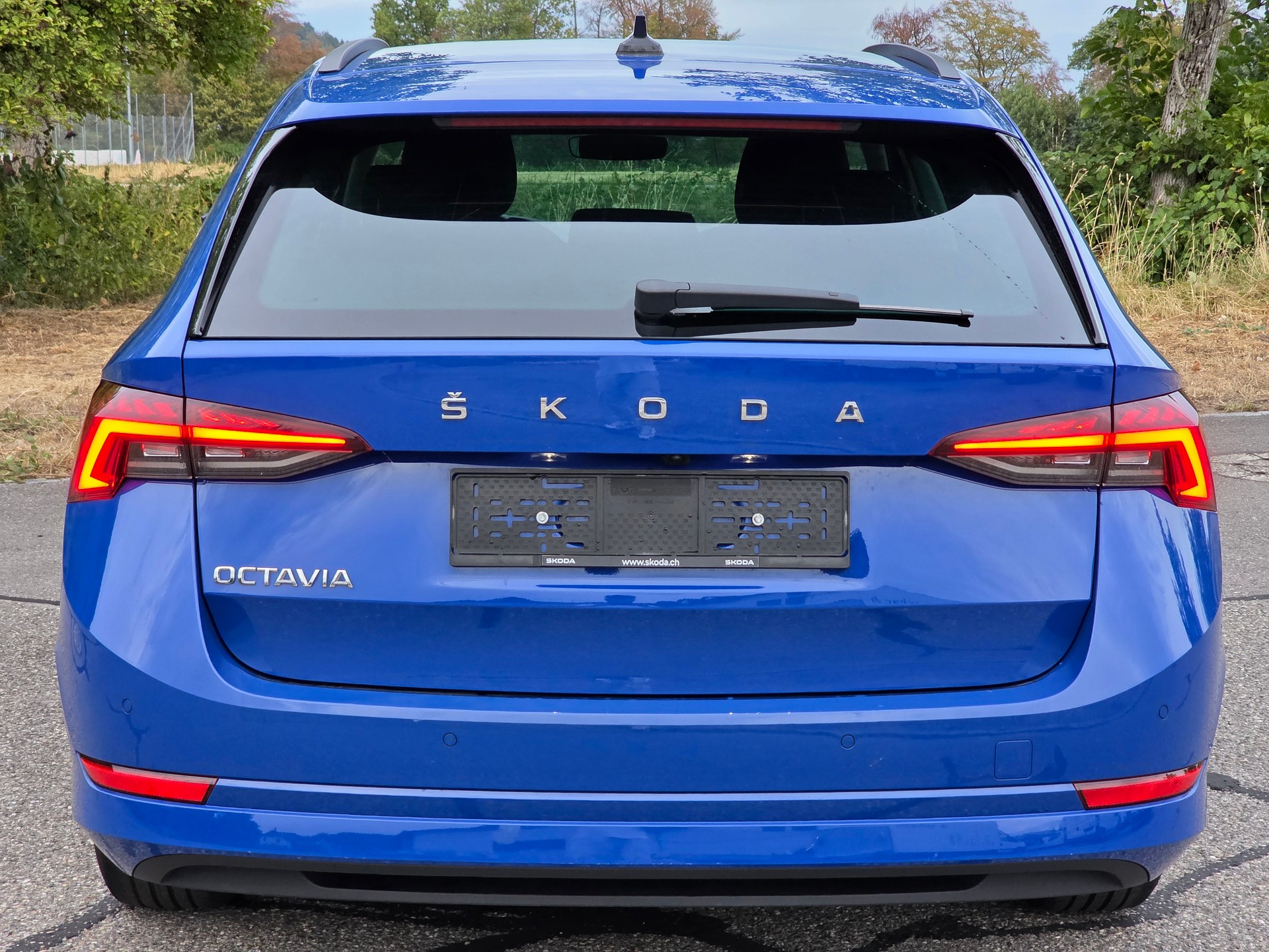 SKODA Octavia Combi 2.0 TDI DSG Ambition-image-4