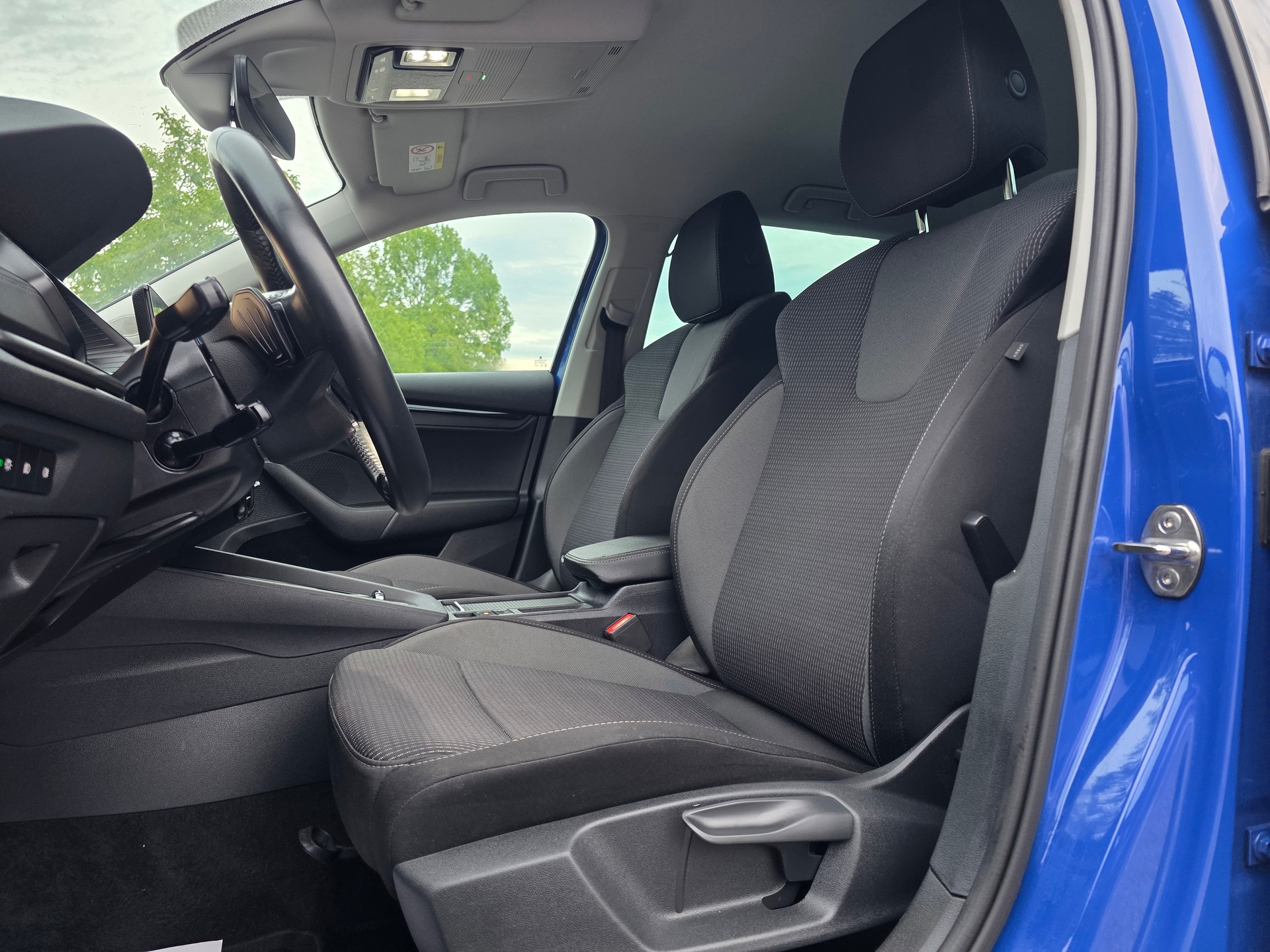 SKODA Octavia Combi 2.0 TDI DSG Ambition-image-9