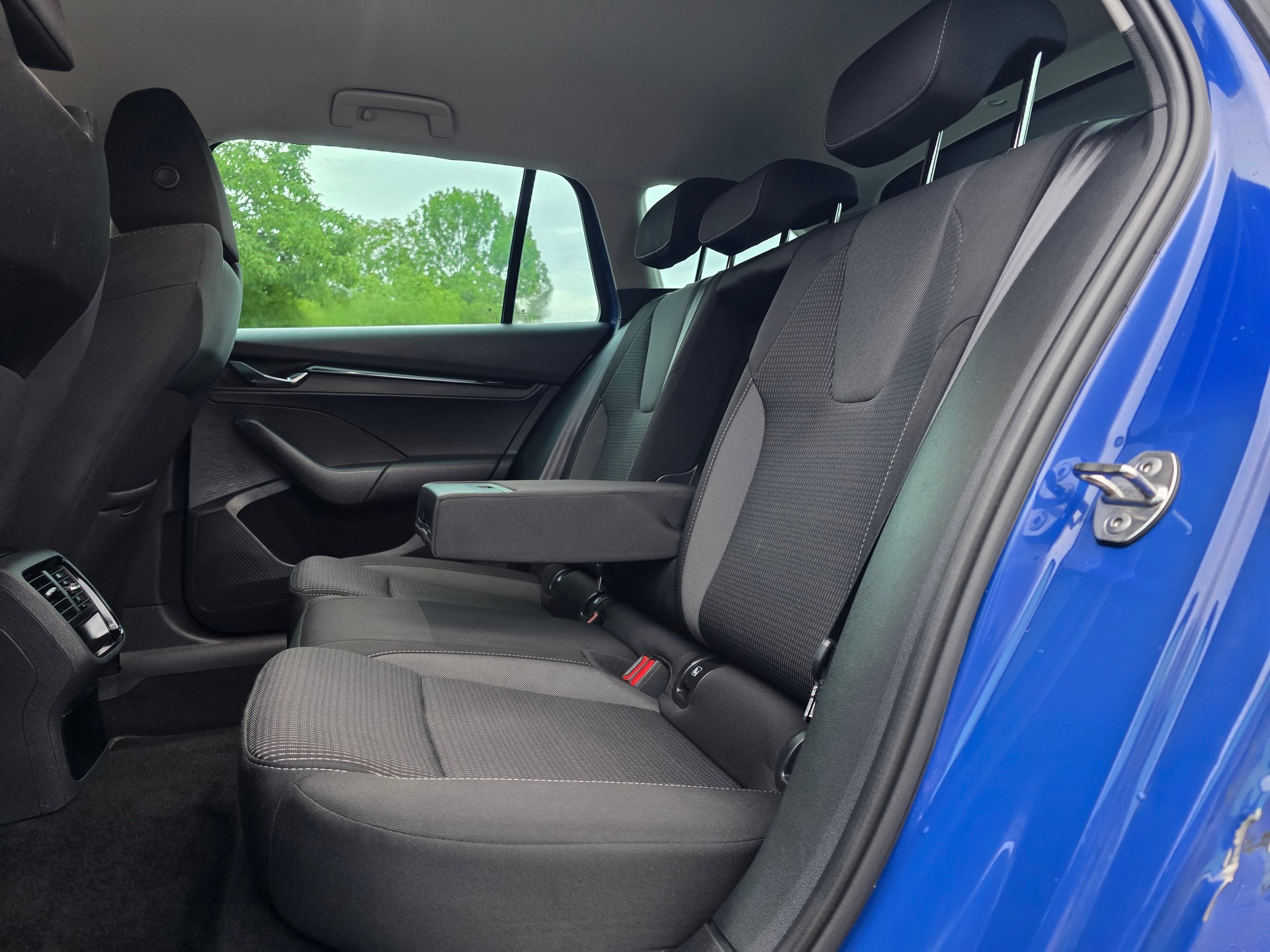 SKODA Octavia Combi 2.0 TDI DSG Ambition-image-10