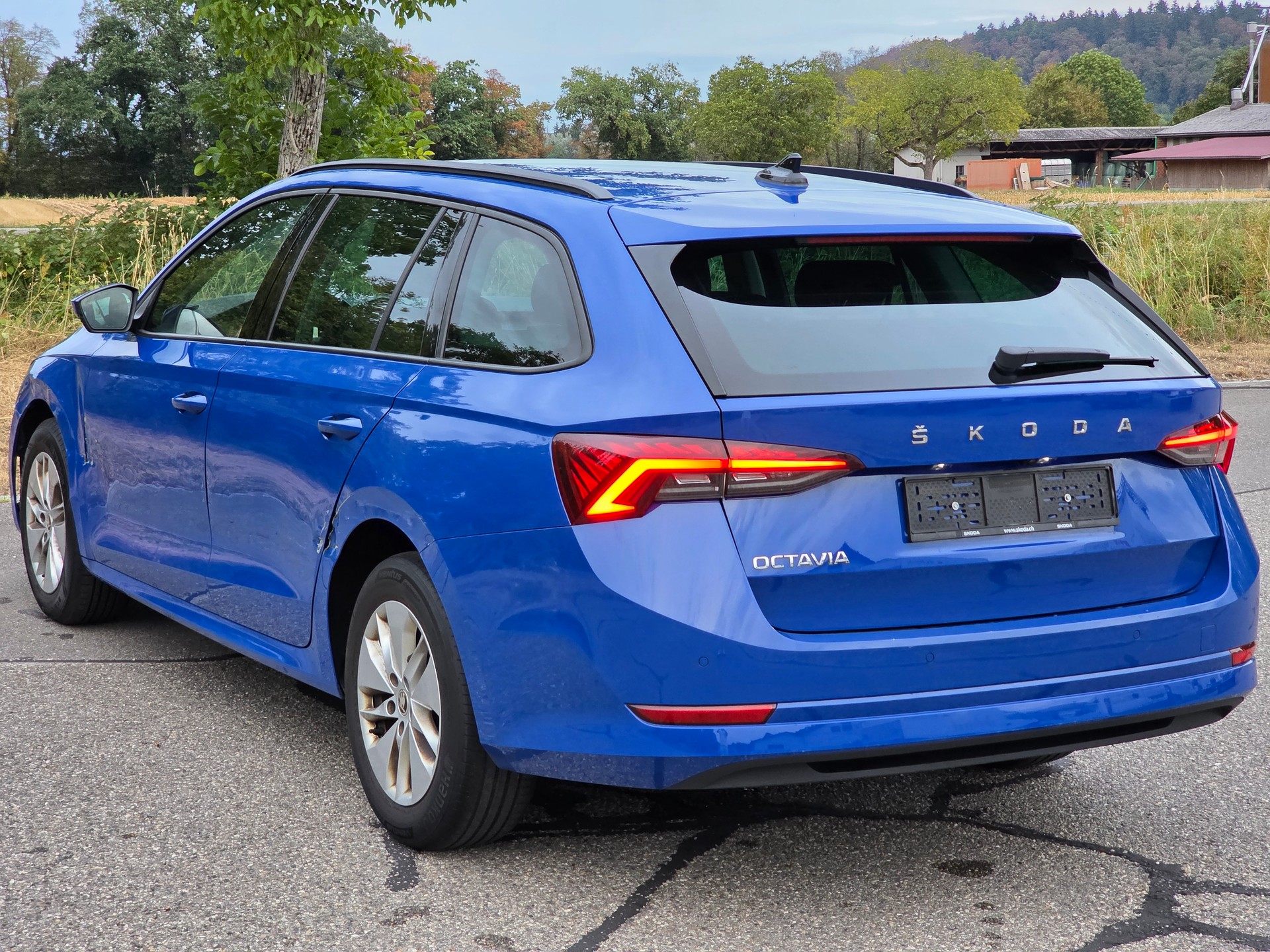 SKODA Octavia Combi 2.0 TDI DSG Ambition-image-5
