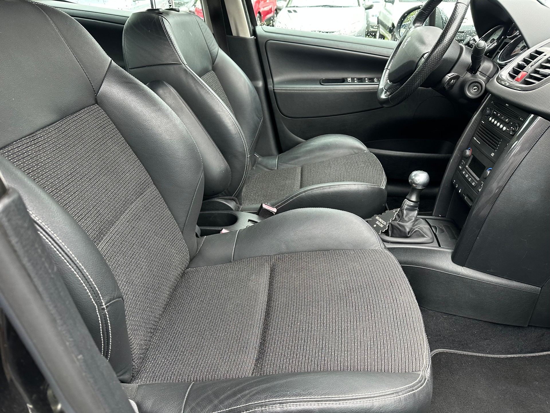 PEUGEOT 207 1.6 16V Turbo GT 150-image-6