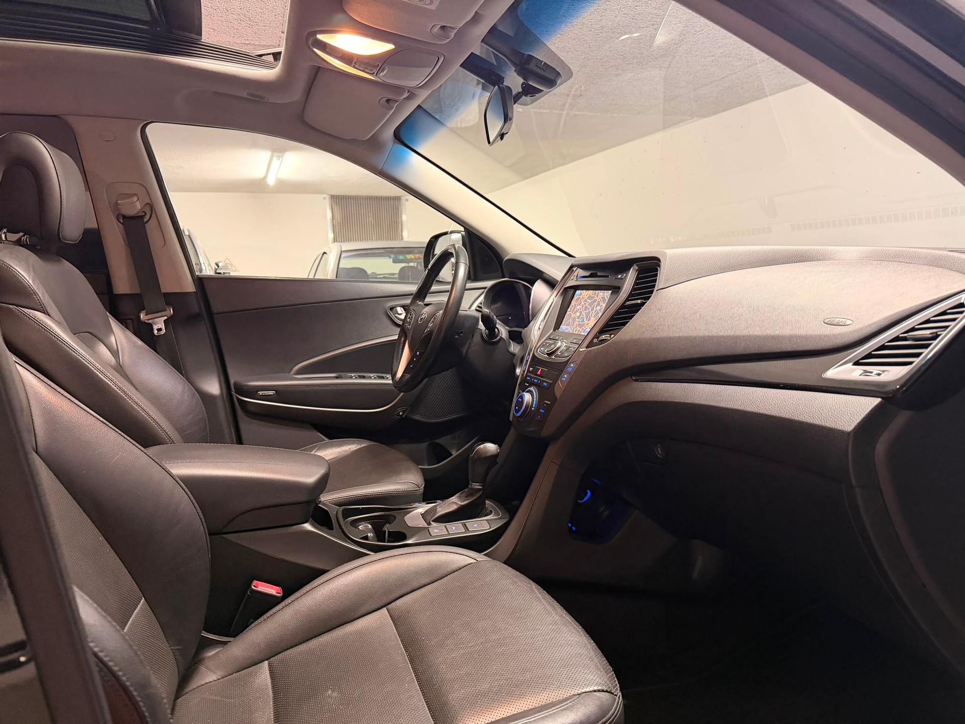 HYUNDAI Santa Fe 2.2 CRDI Style 4WD Automatic-image-14