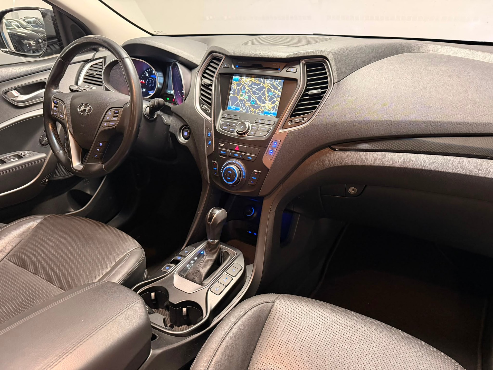 HYUNDAI Santa Fe 2.2 CRDI Style 4WD Automatic-image-15