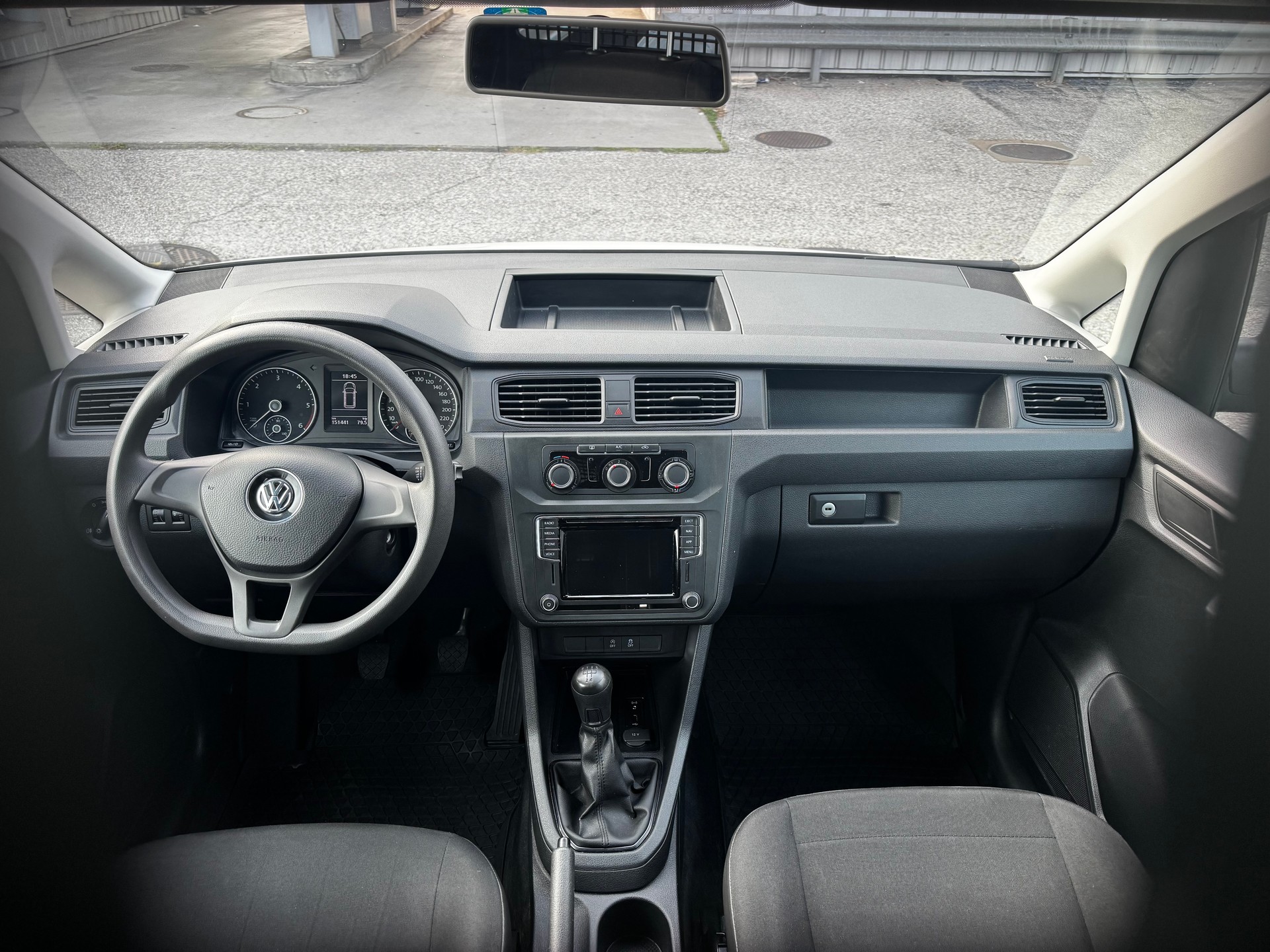 VW Caddy Maxi 2.0TDI BlueMotion Technology-image-10