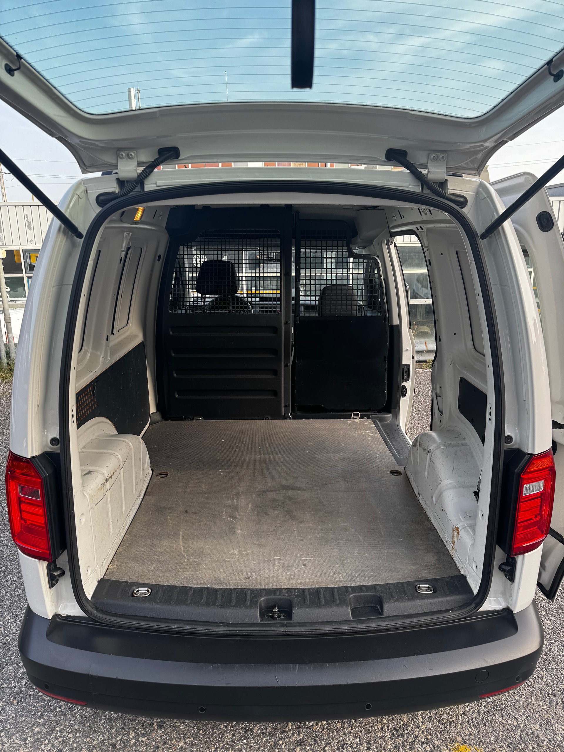 VW Caddy Maxi 2.0TDI BlueMotion Technology-image-7