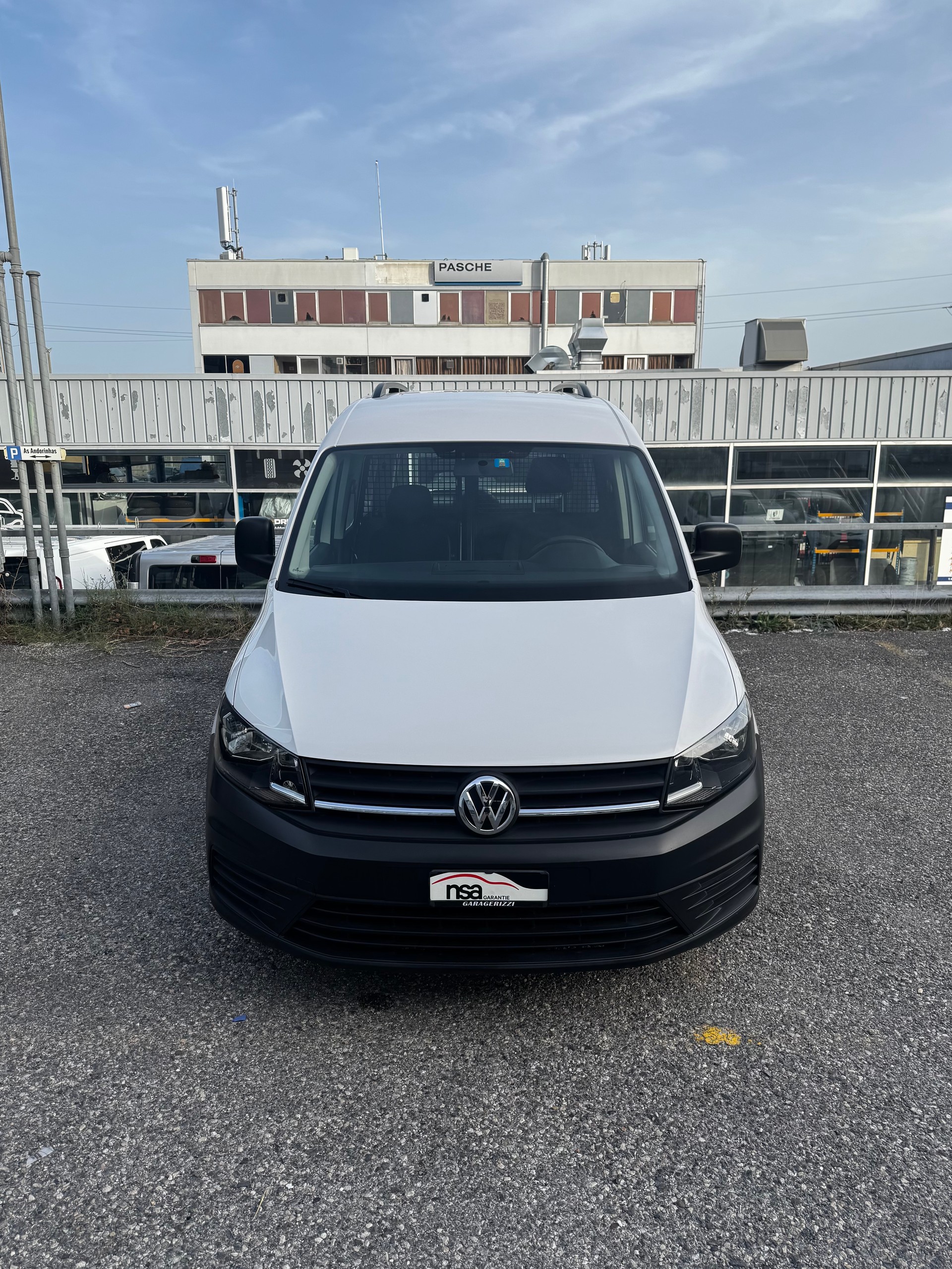 VW Caddy Maxi 2.0TDI BlueMotion Technology-image-1