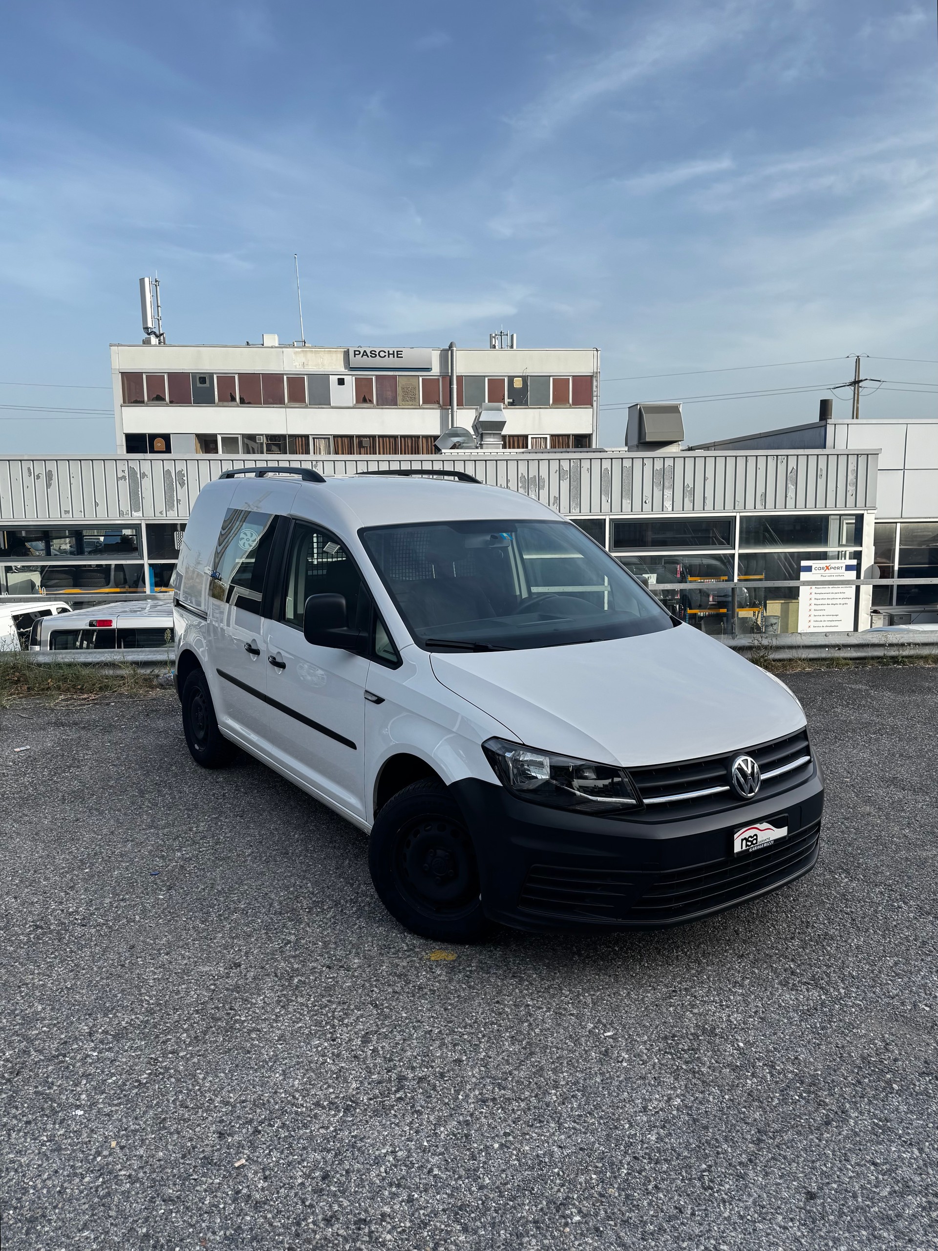 VW Caddy Maxi 2.0TDI BlueMotion Technology-image-2