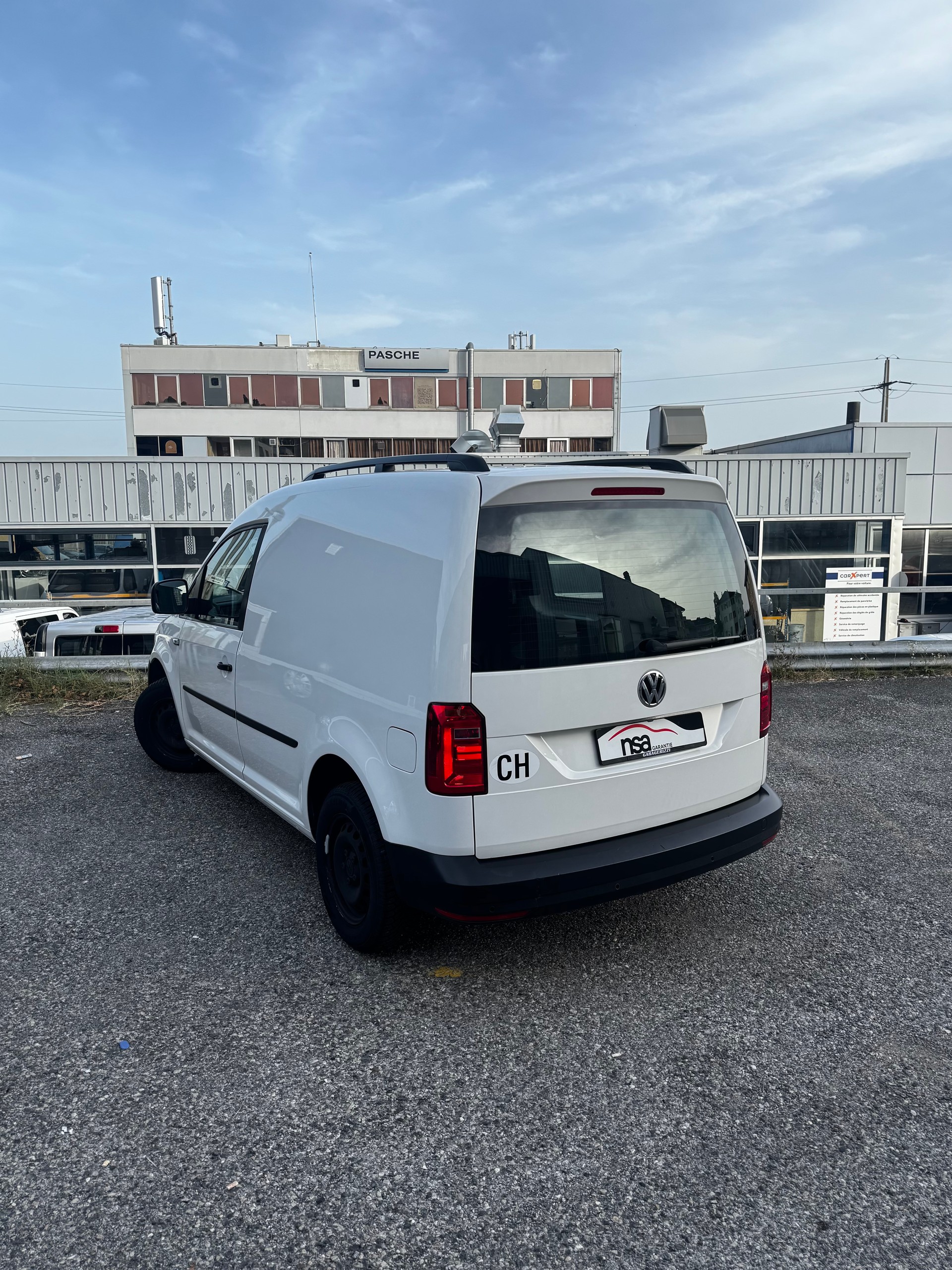 VW Caddy Maxi 2.0TDI BlueMotion Technology-image-3