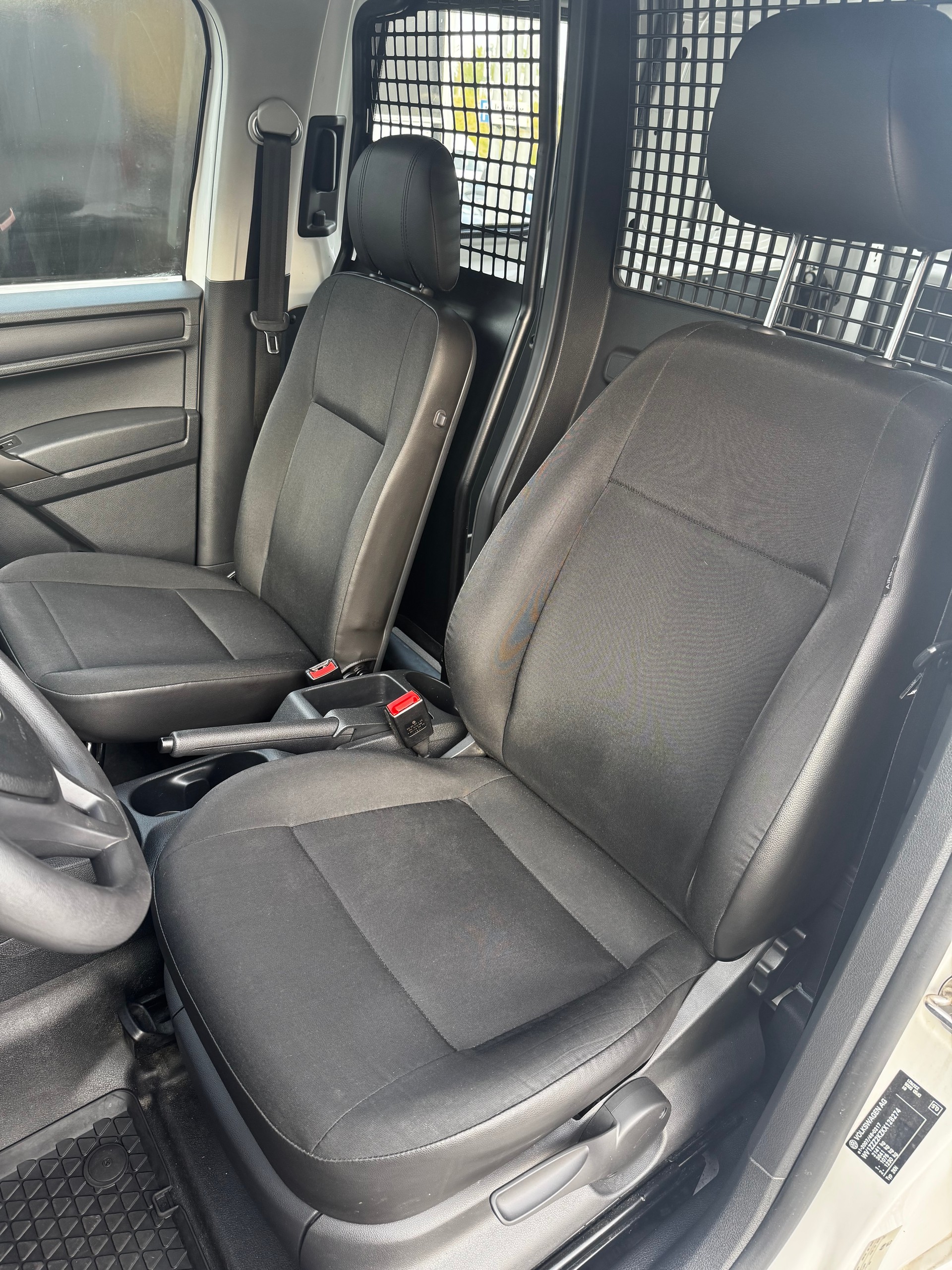 VW Caddy Maxi 2.0TDI BlueMotion Technology-image-8