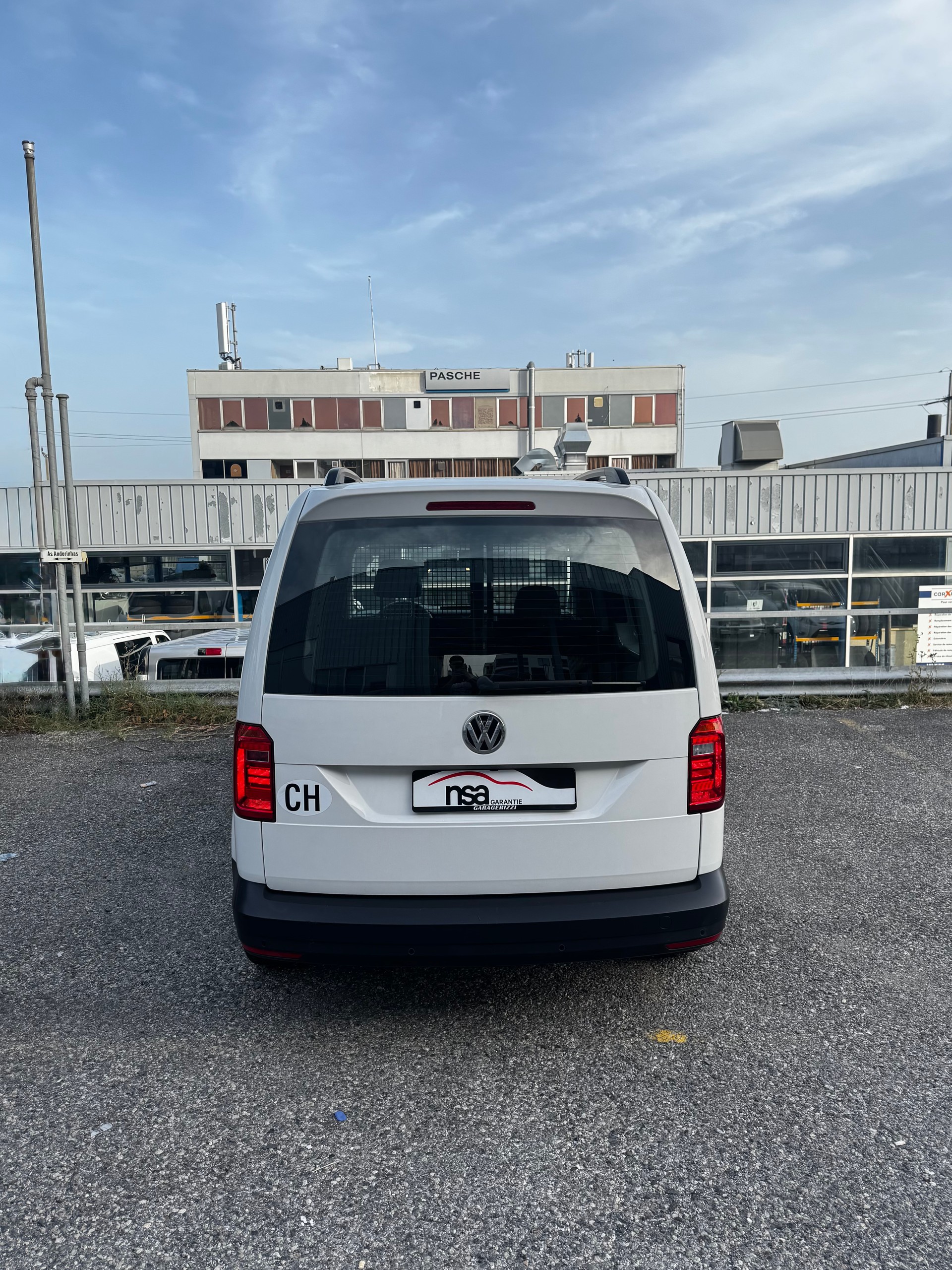 VW Caddy Maxi 2.0TDI BlueMotion Technology-image-4