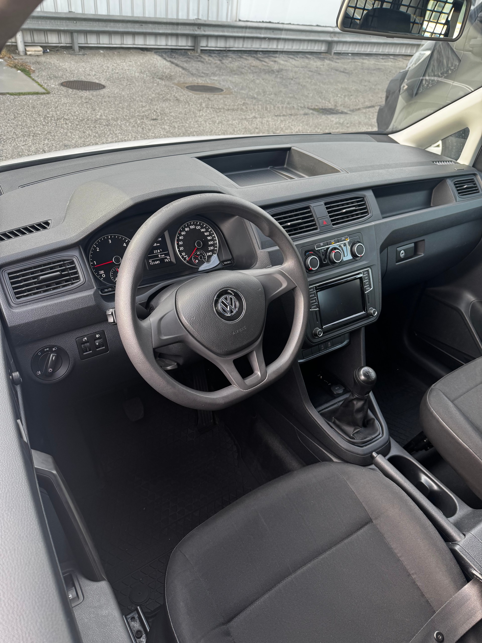 VW Caddy Maxi 2.0TDI BlueMotion Technology-image-9